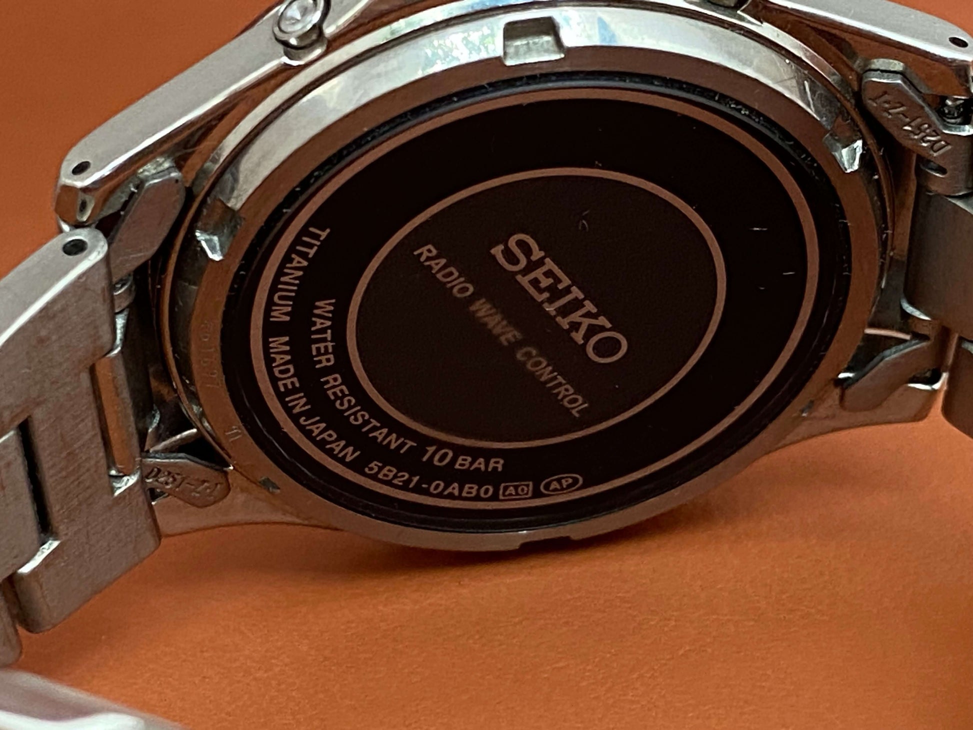 Seiko Quartz Radio Wave 5B21-0AB0 Blue, Case back view