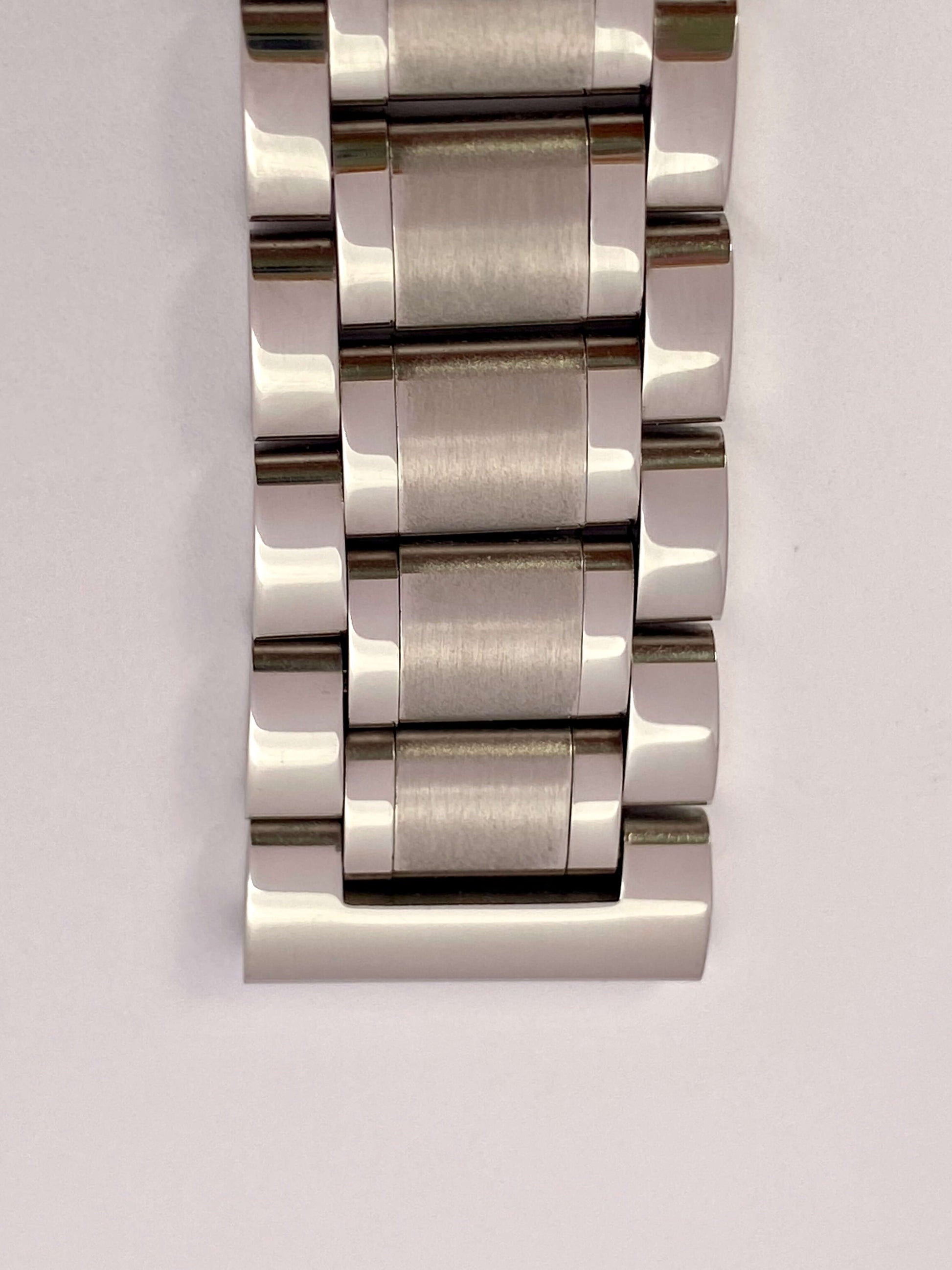 18mm Stainless Steel Oyster link Watch Bracelet with Straight Ends, featuring a polished and brushed finish.