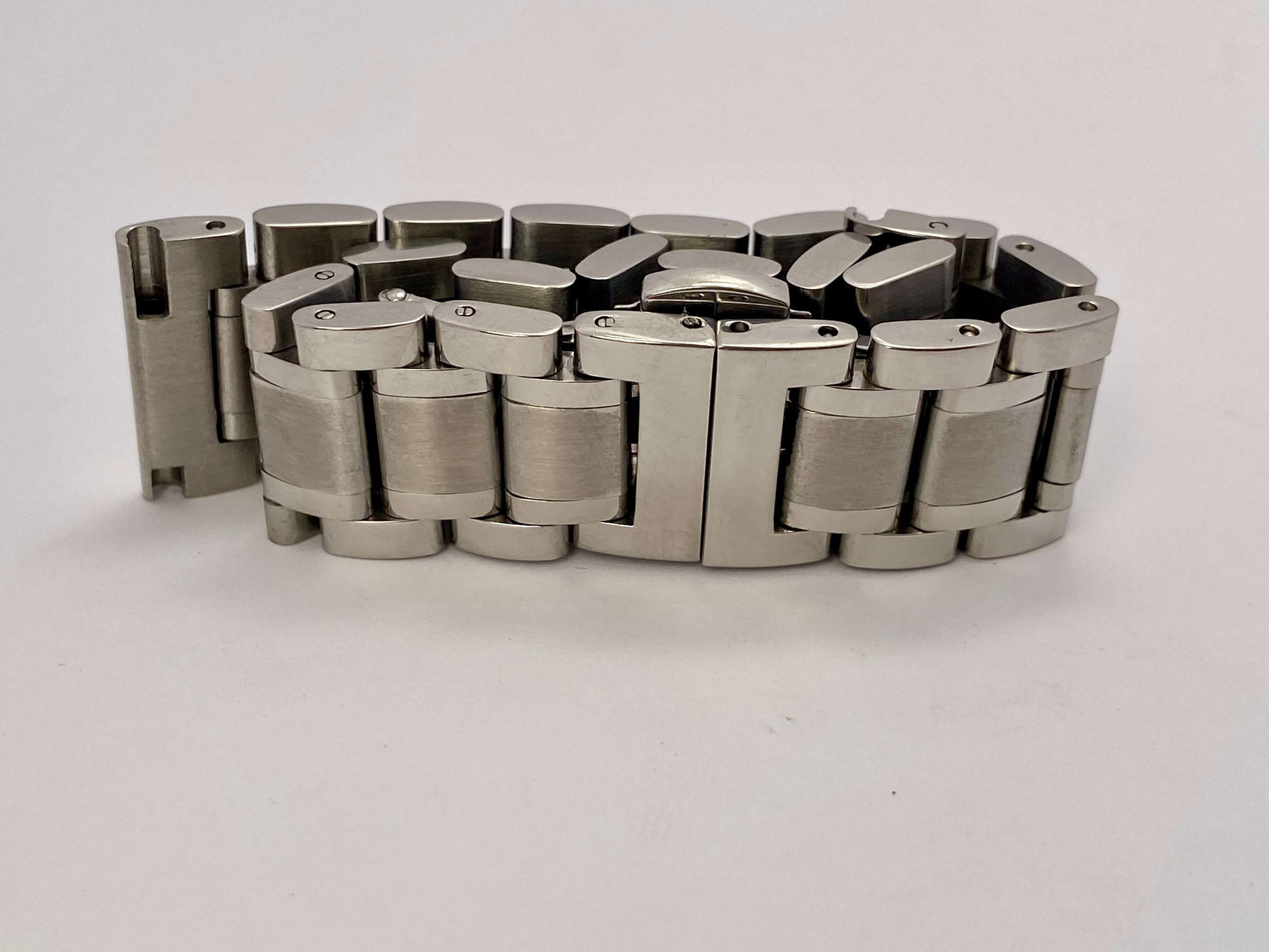 18mm Stainless Steel Oyster link Watch Bracelet with Straight Ends showcasing its five-link design and brushed finish.