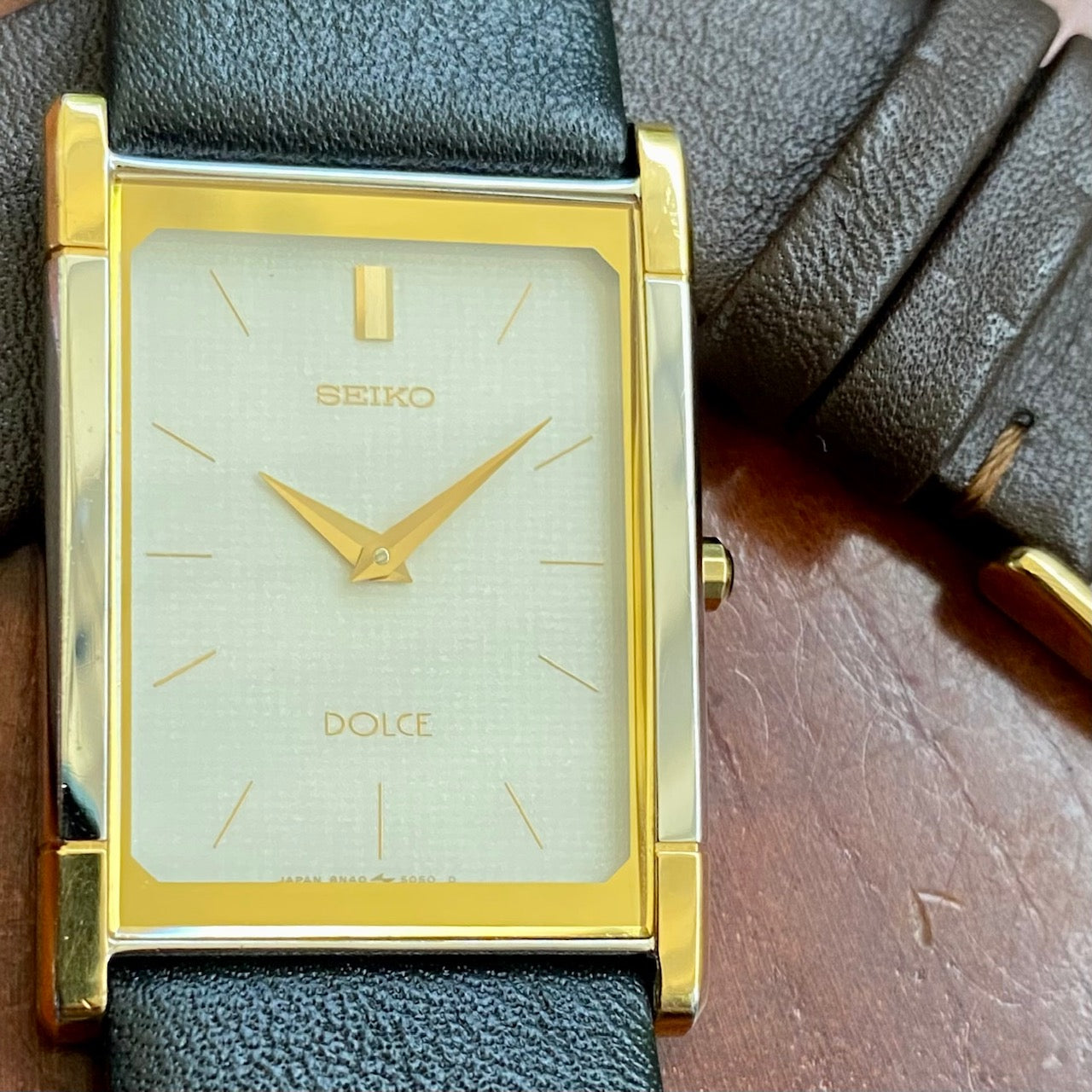Vintage November 1999 Seiko Dolce Quartz Tank 8N40-5030 White Waffle Gold Cap