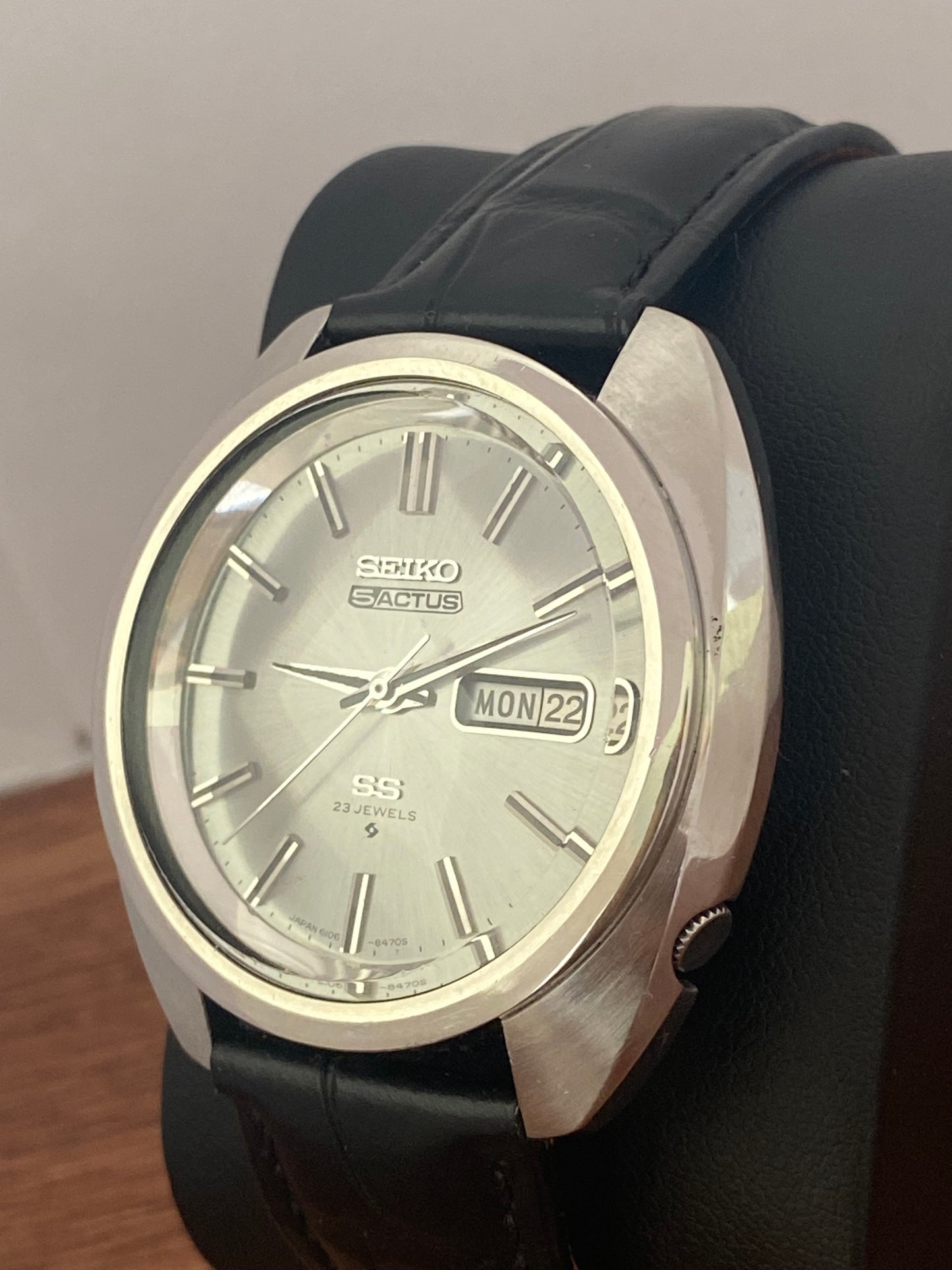 intage Seiko 5 Actus stainless steel case front side view 1970