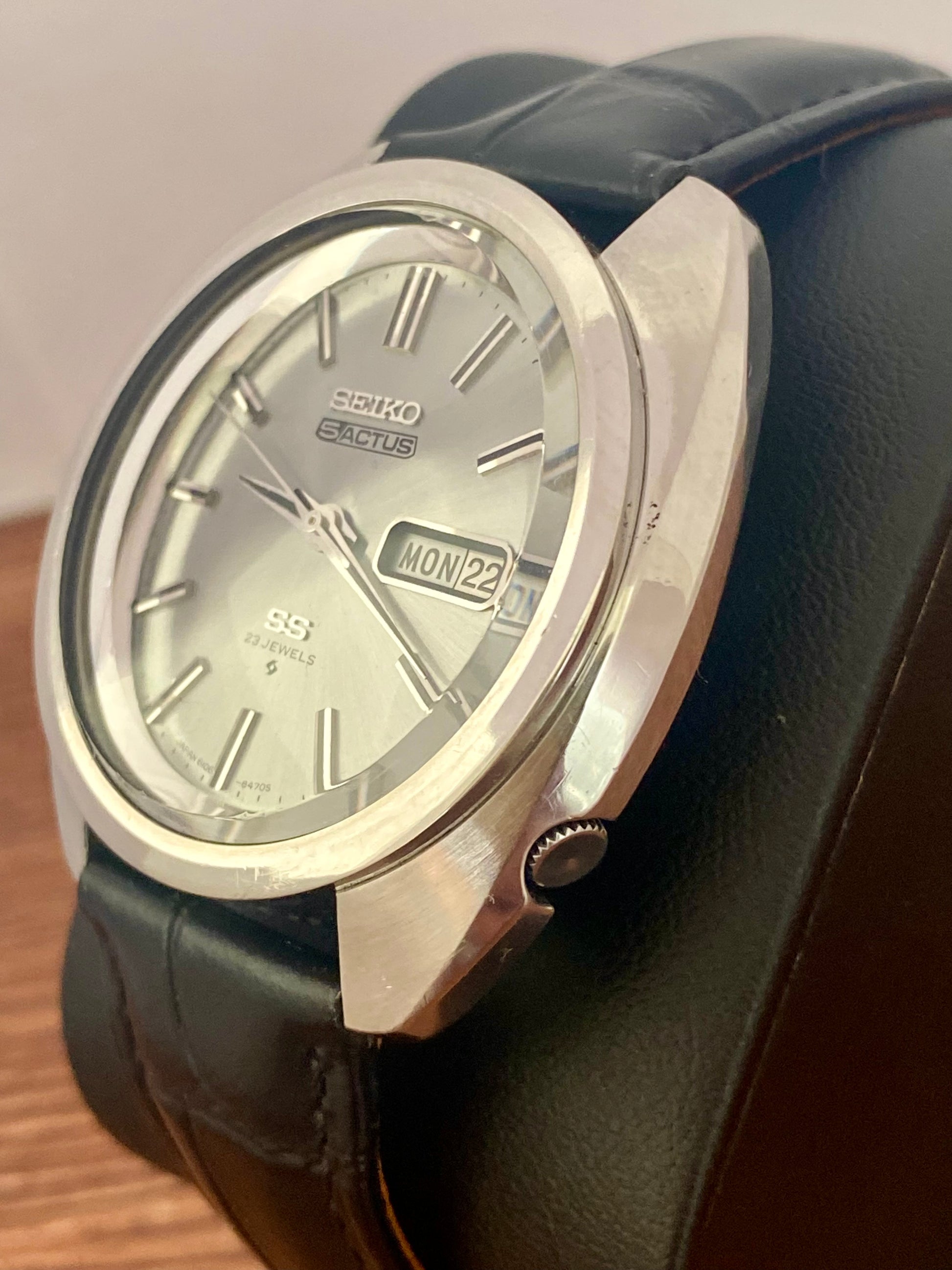 Seiko 5 Actus 6106-8440 crown and case detail