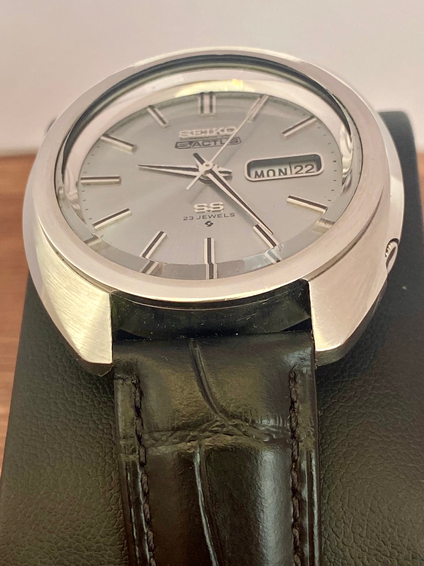 Vintage Seiko 5 watch strap lug width 19mm