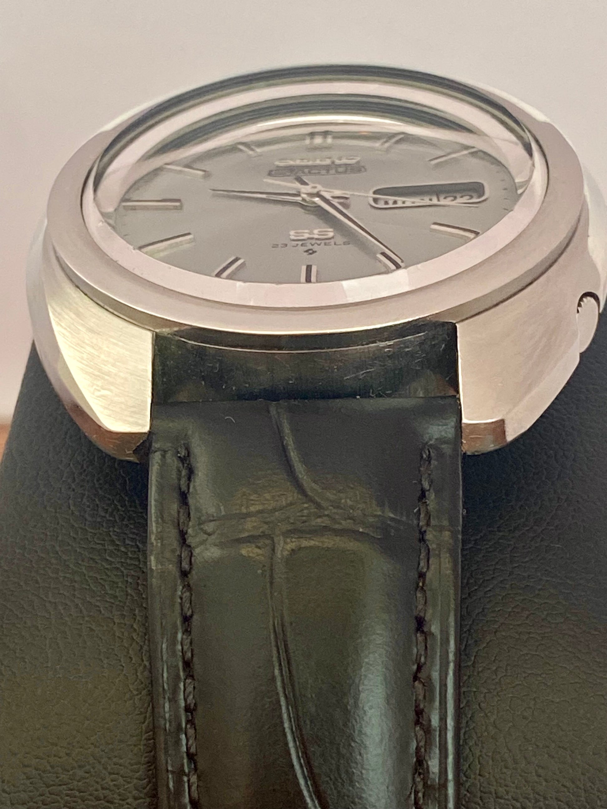 Vintage Seiko 5 watch strap lug width 19mm