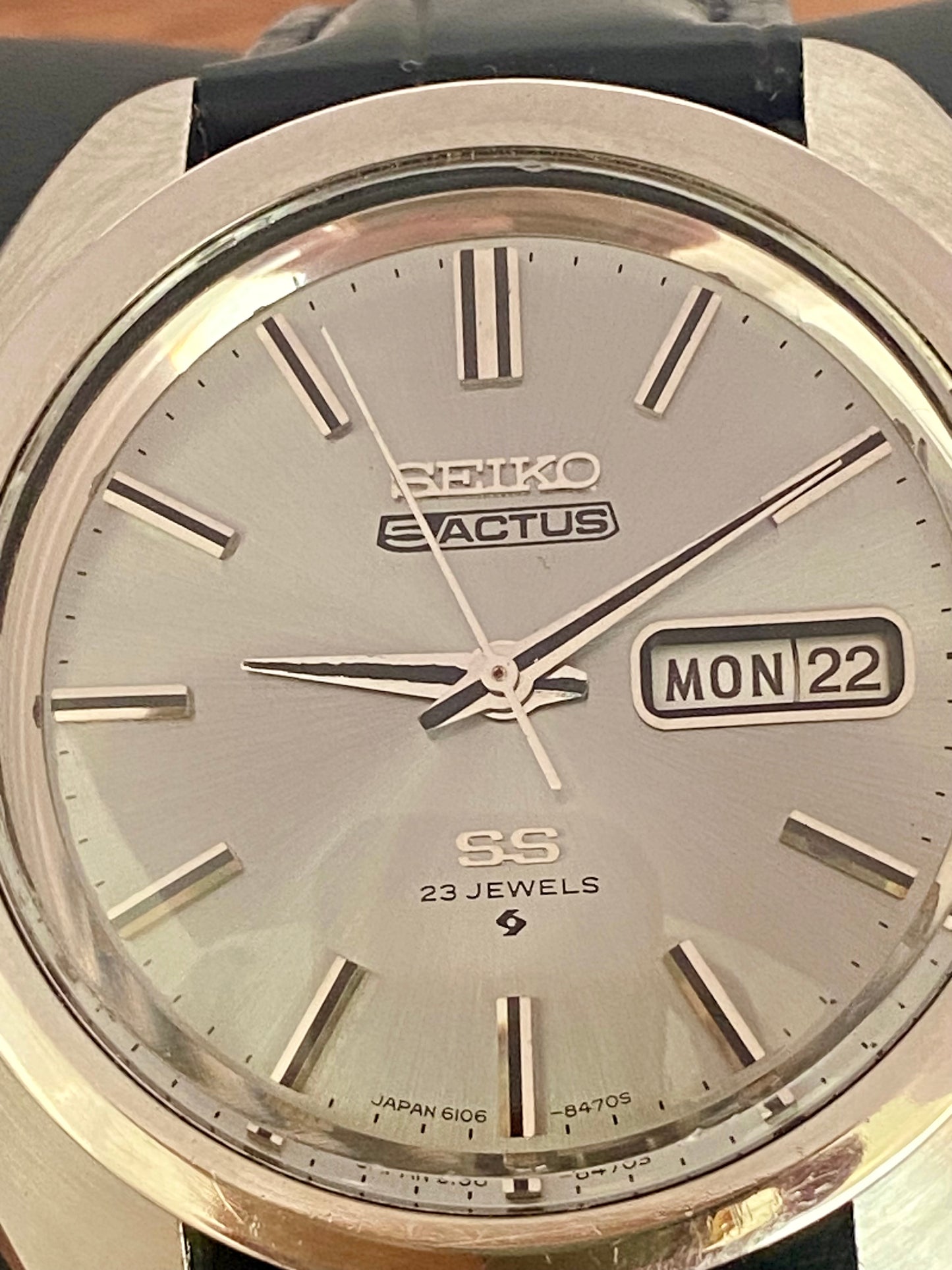 intage Seiko 5 Actus 6106-8440 silver sunburst dial close up