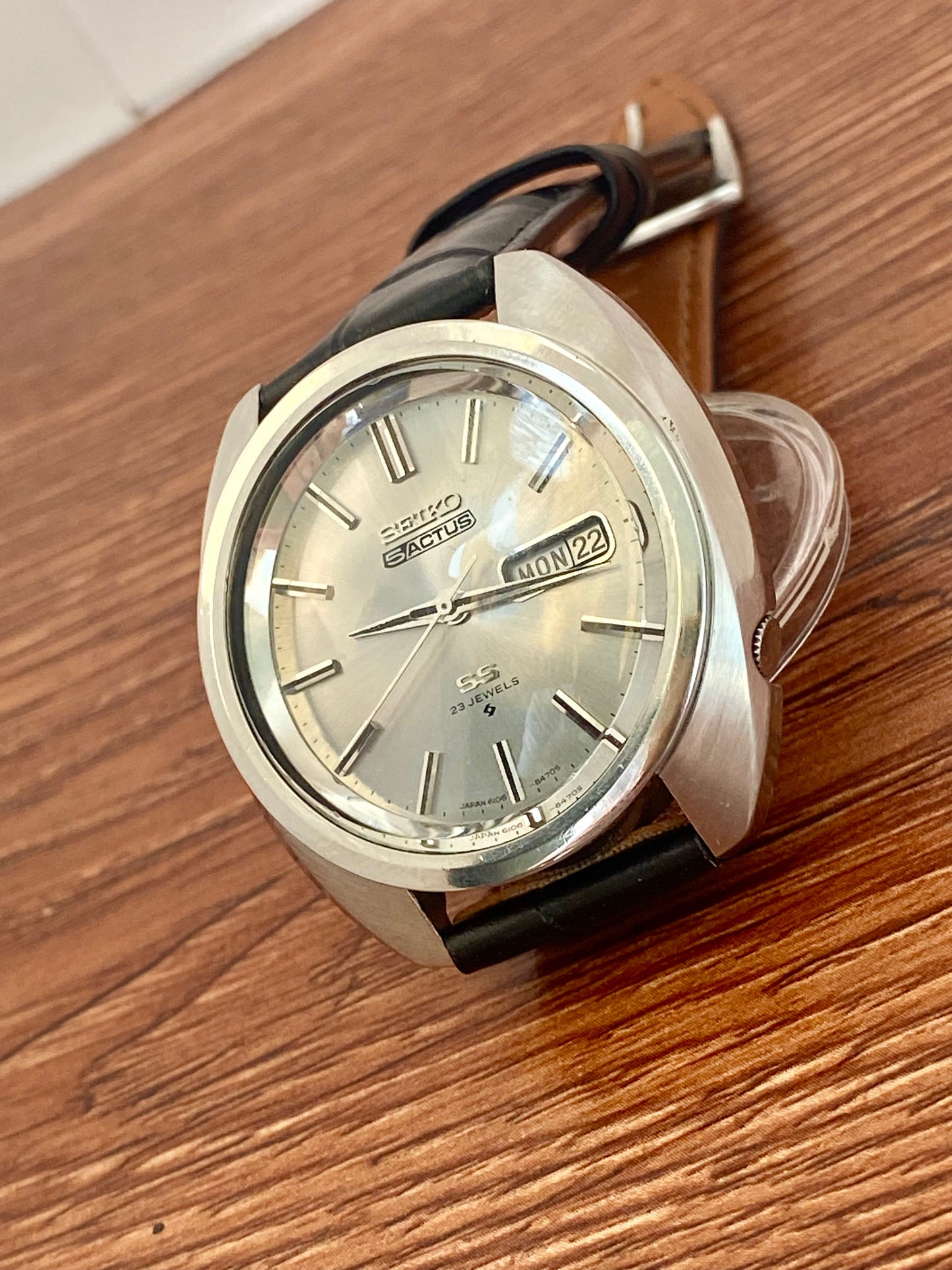Vintage Seiko 5 Actus complete watch front angle