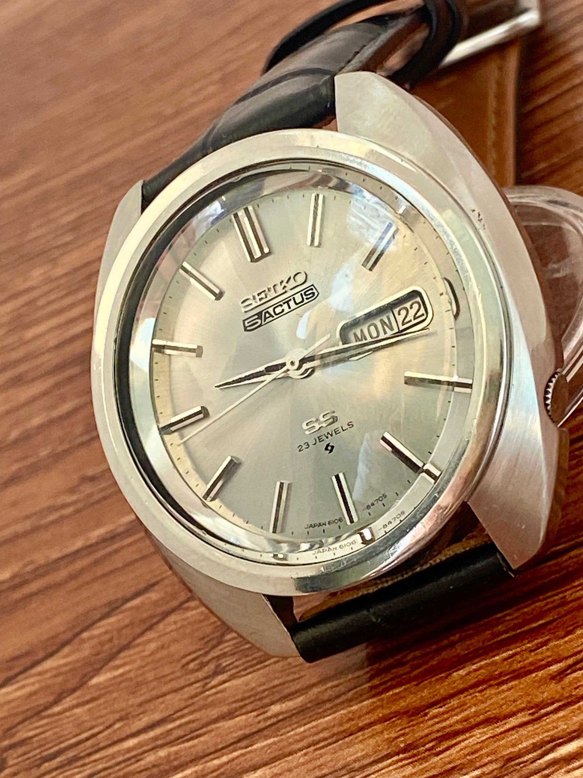 Vintage Seiko 5 Actus complete watch front angle