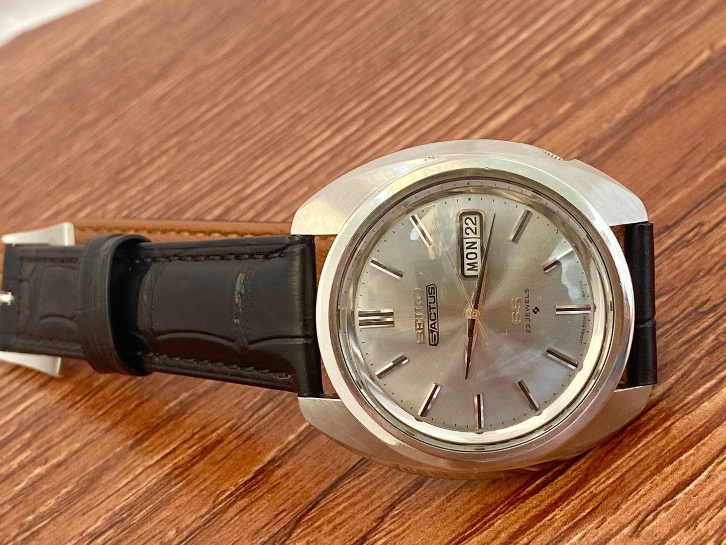 Vintage Seiko 5 Actus complete watch front angle