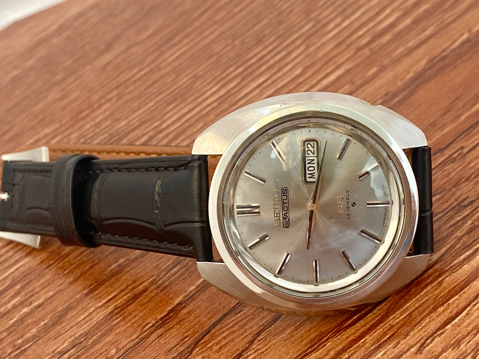 Vintage Seiko 5 Actus complete watch front angle