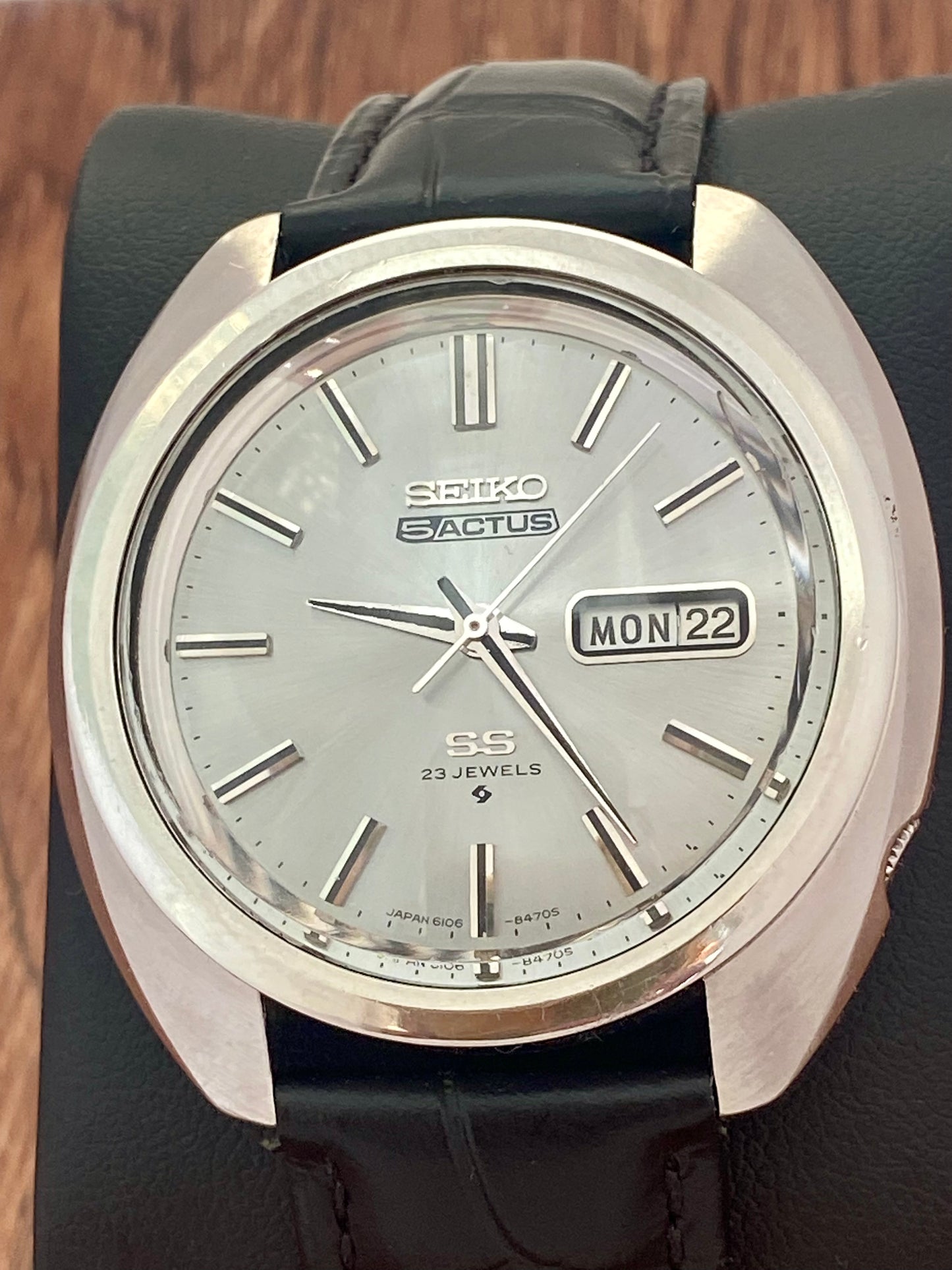 Seiko 5 Actus 6106-8440 silver dial blue patina detail