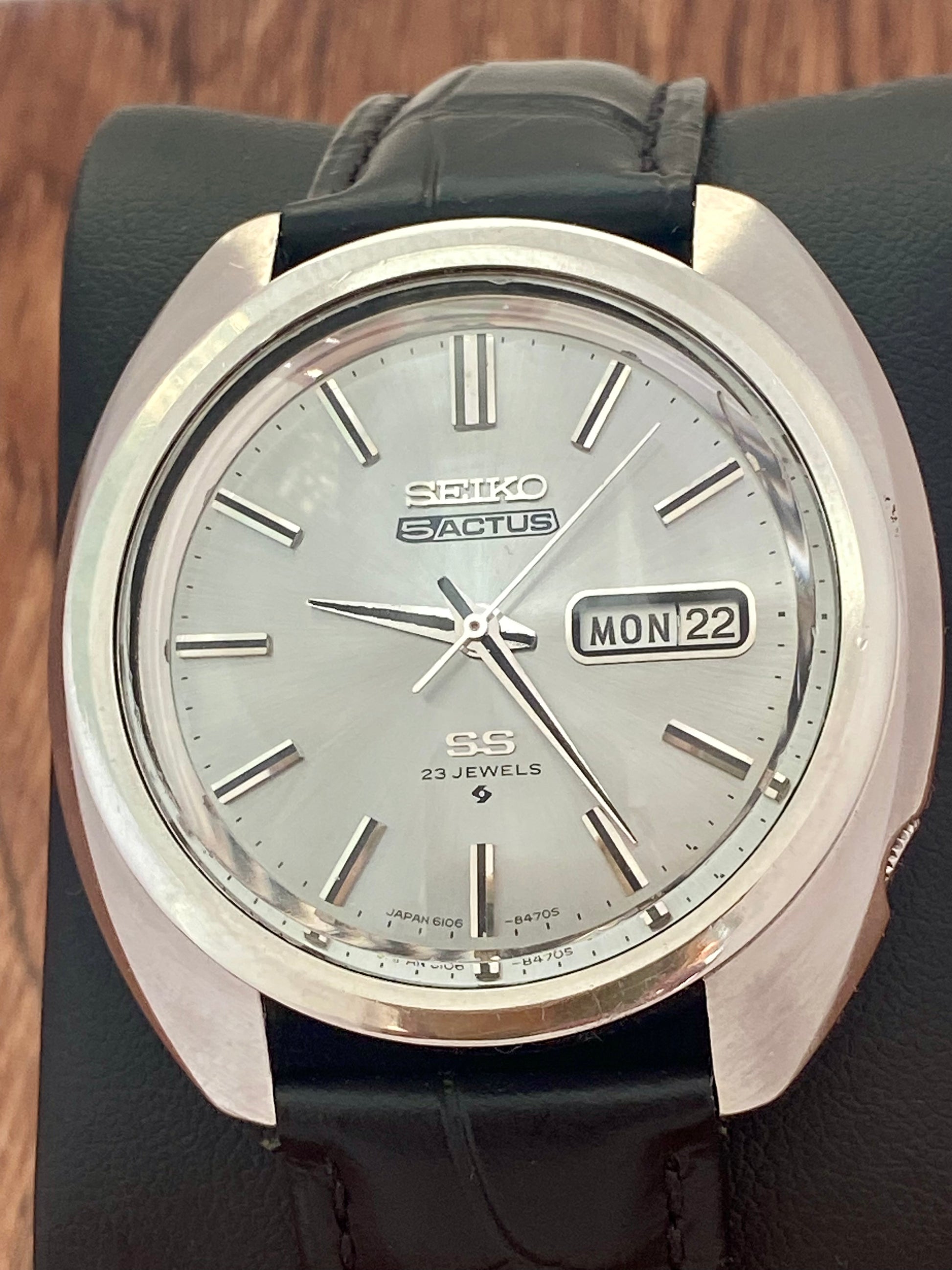 Seiko 5 Actus 6106-8440 silver dial blue patina detail