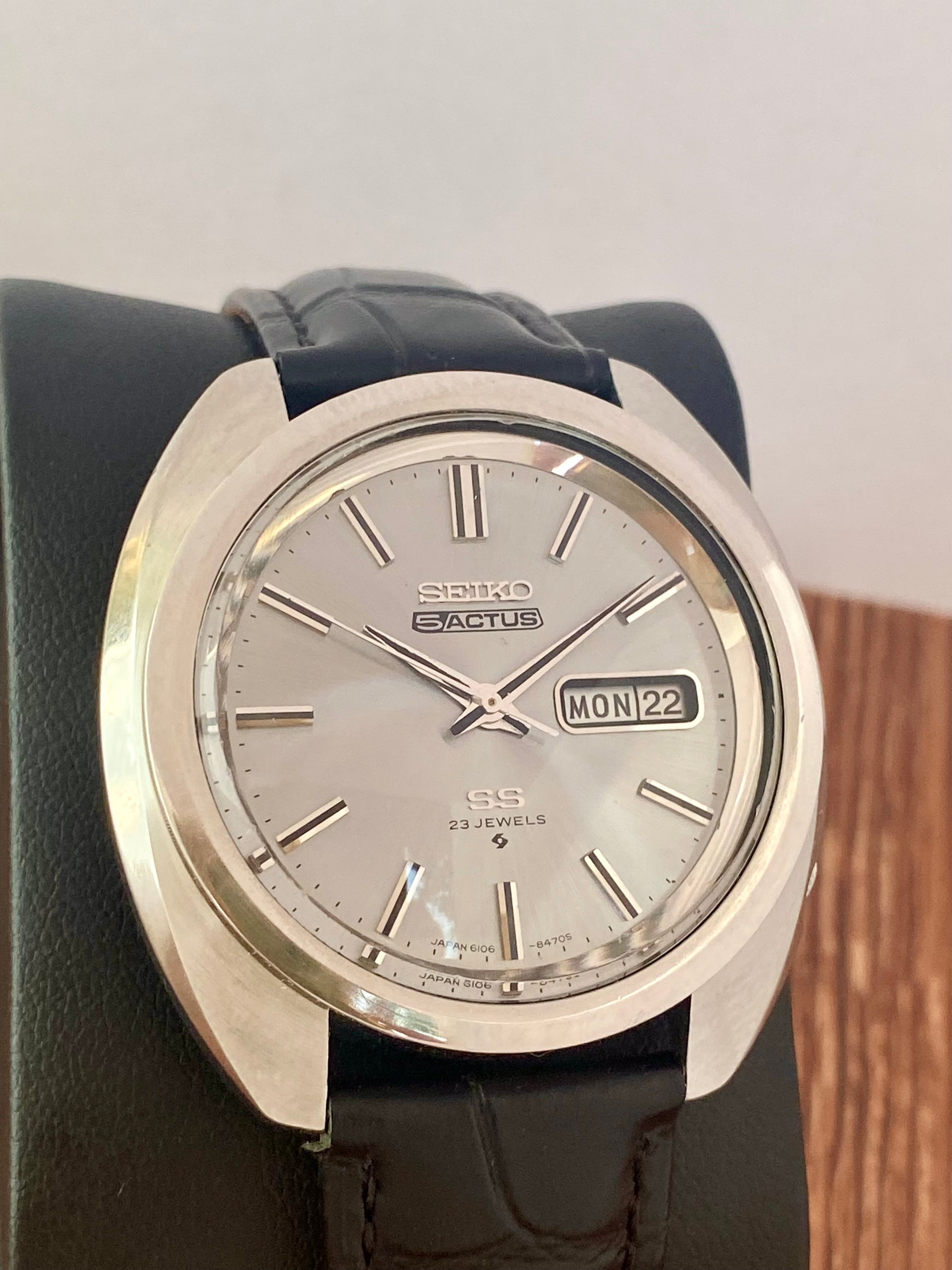 Seiko 5 Actus 6106-8440 silver dial blue patina detail