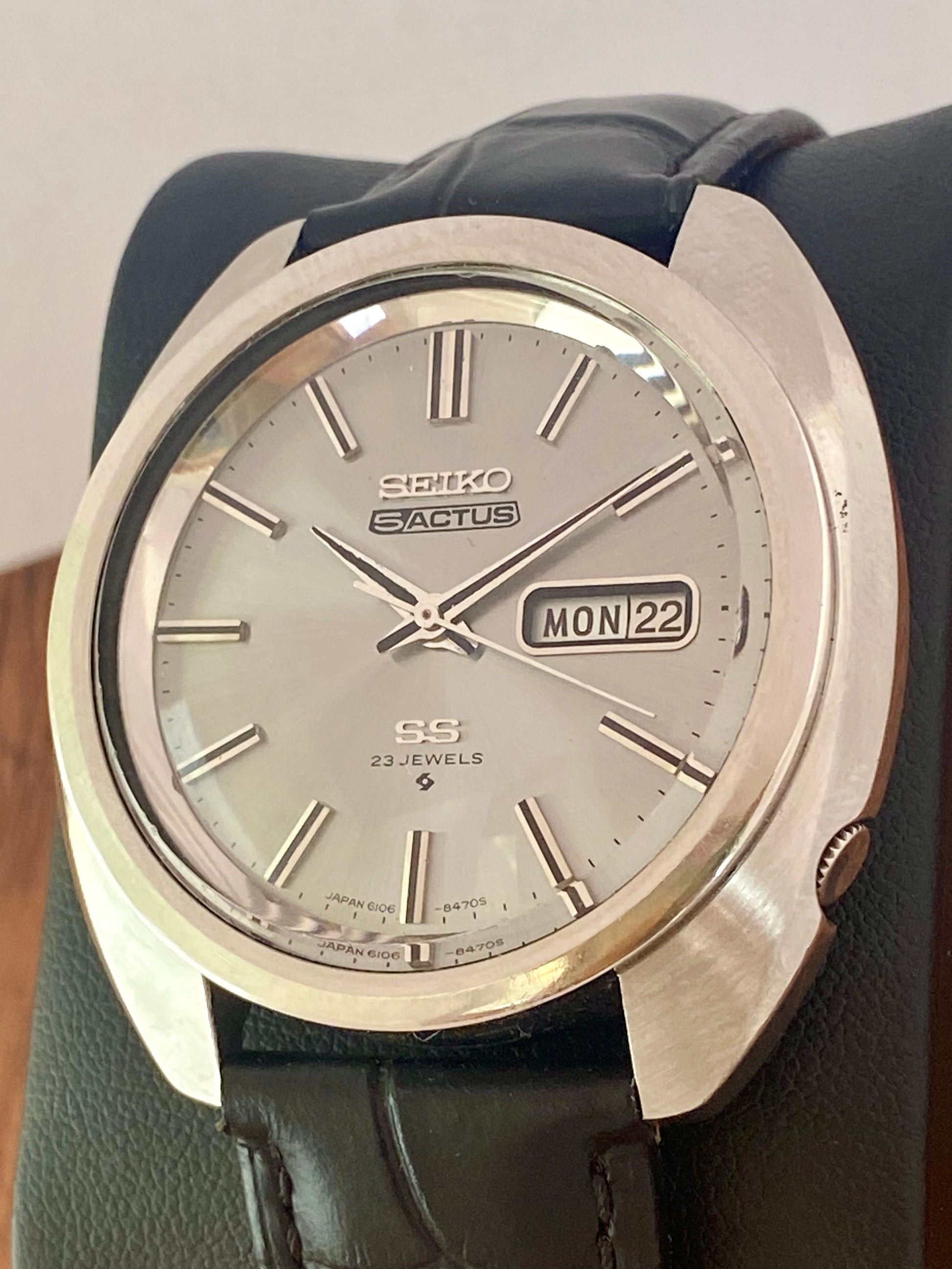 Seiko 5 Actus 6106-8440 silver dial blue patina detail