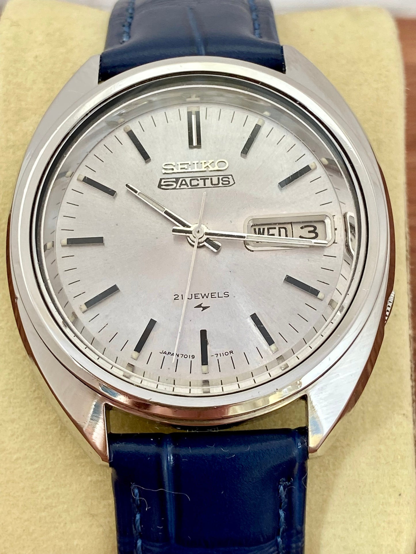 Vintage Seiko 5 Actus 7019-7070 Serviced Auto, August 1971 UK VINTAGE WATCH LTD