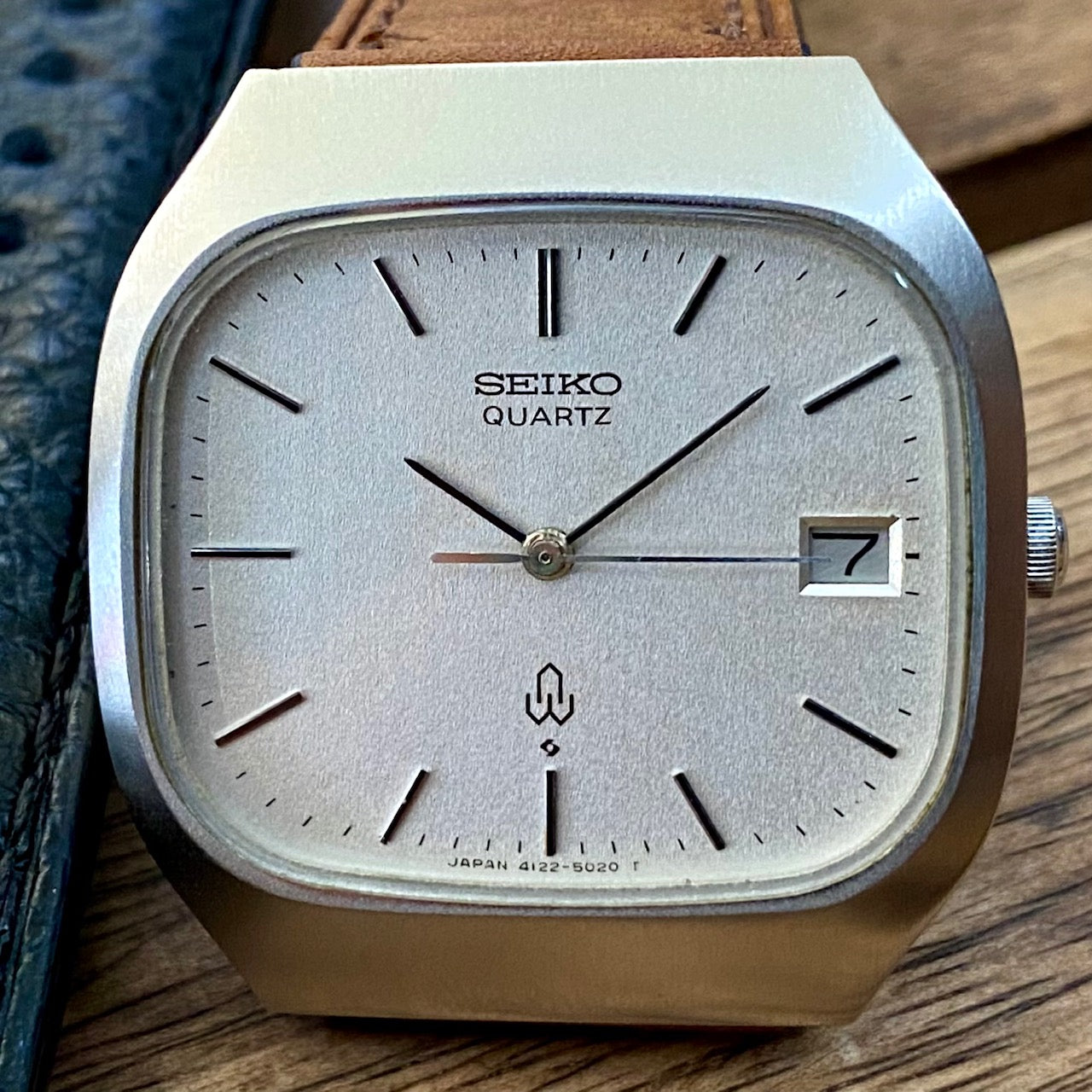 Vintage Seiko Quartz 4122-5010 White Sand, TV Case, April 1980 UK VINTAGE WATCH LTD