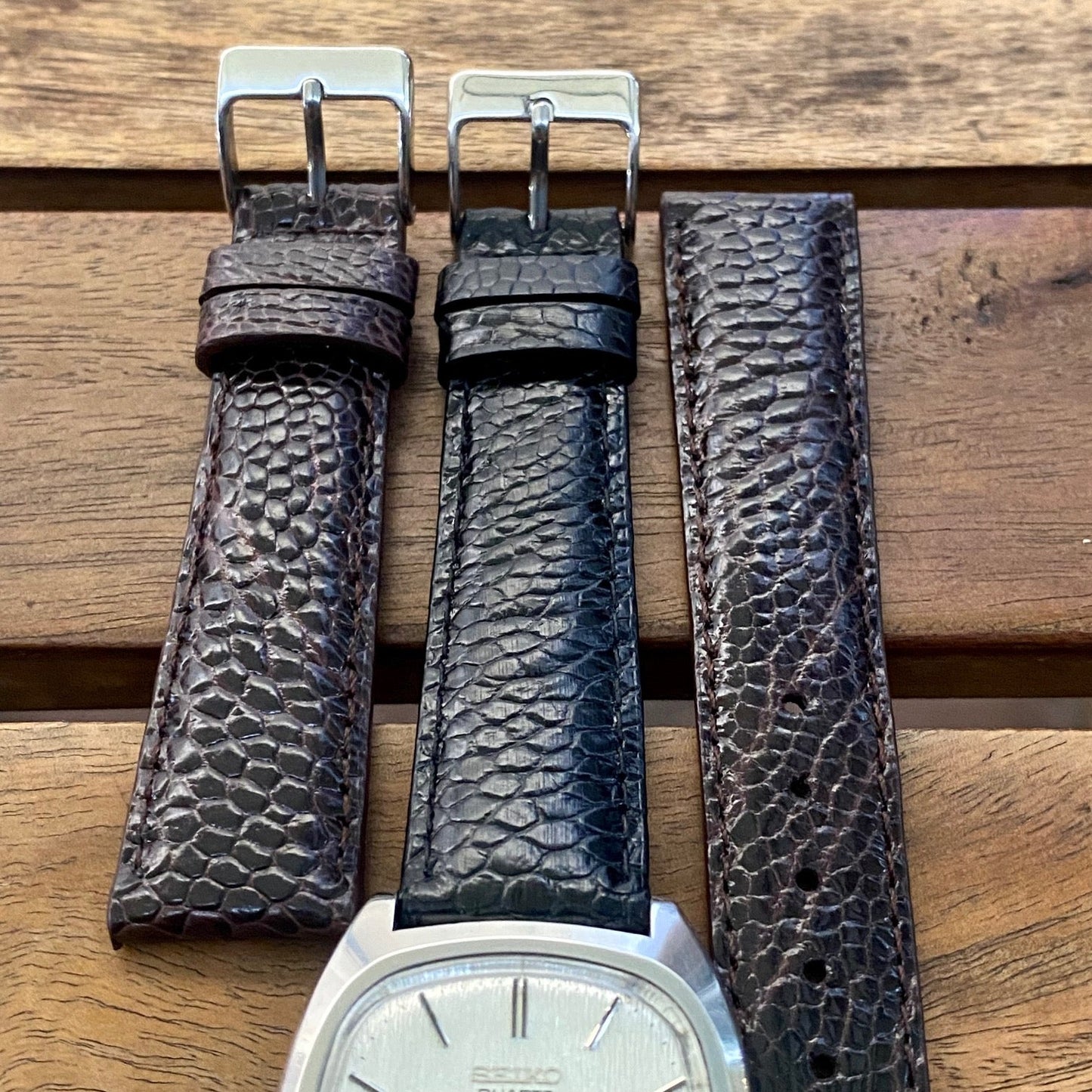 Vintage Seiko Quartz QZ 0923-5010 Silver Tree Bark, September 1975 UK VINTAGE WATCH LTD