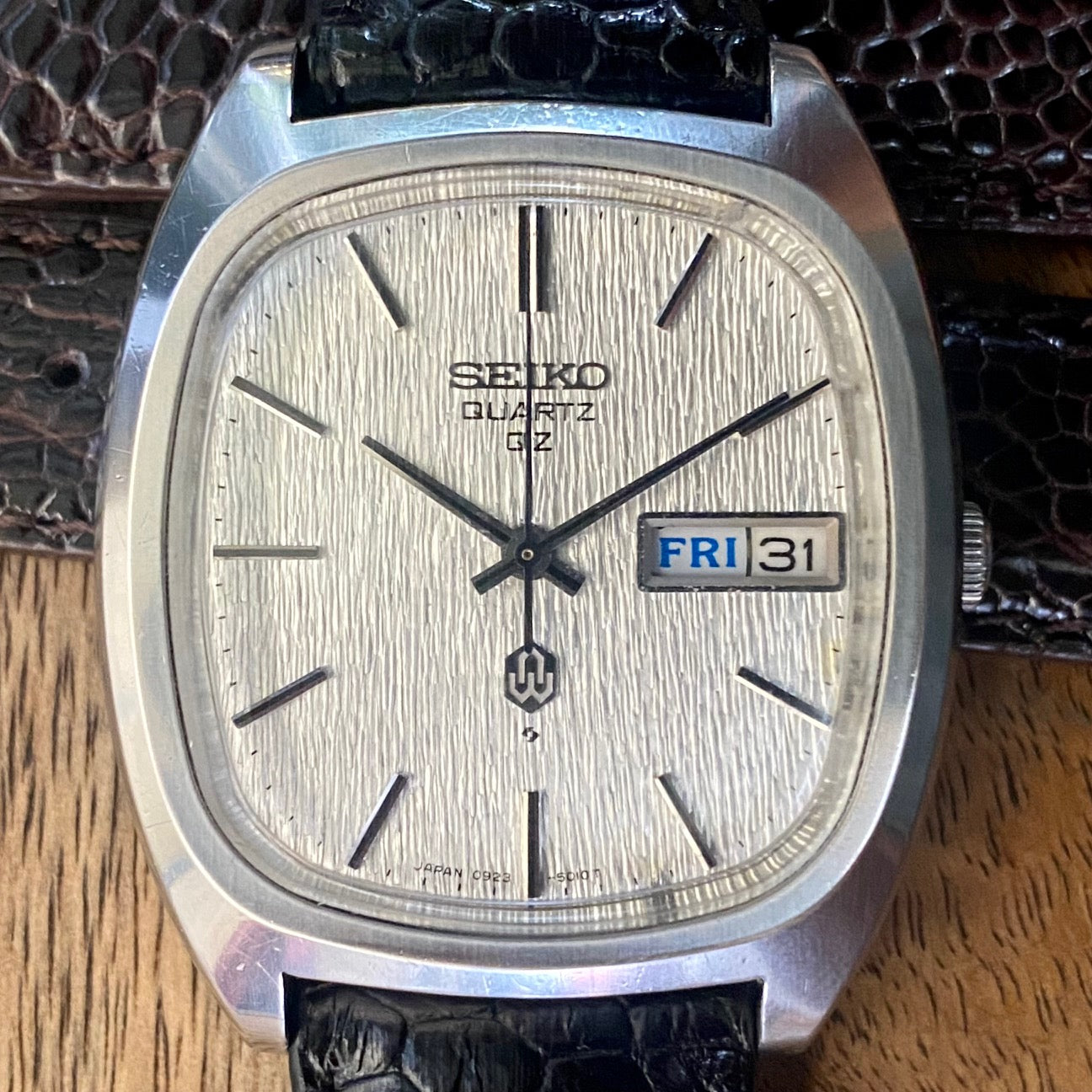 Vintage Seiko Quartz QZ 0923-5010 with silver tree bark dial and date display, September 1975 edition.