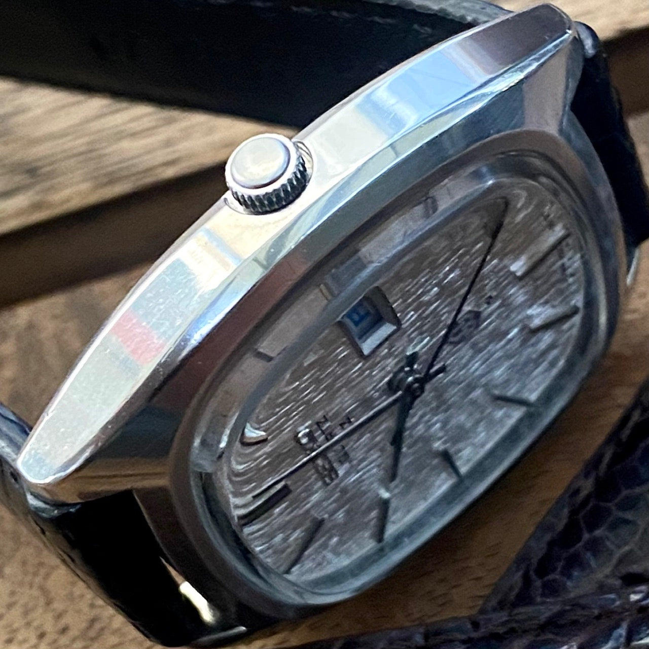 Vintage Seiko Quartz QZ 0923-5010 watch showing a silver tree bark dial and polished case, made in Japan in September 1975.