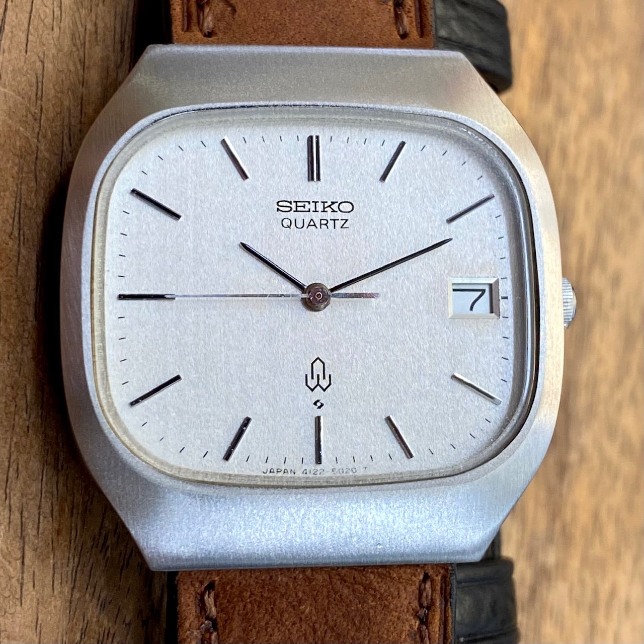 Vintage Seiko Quartz 4122-5010 White Sand, TV Case, April 1980 UK VINTAGE WATCH LTD