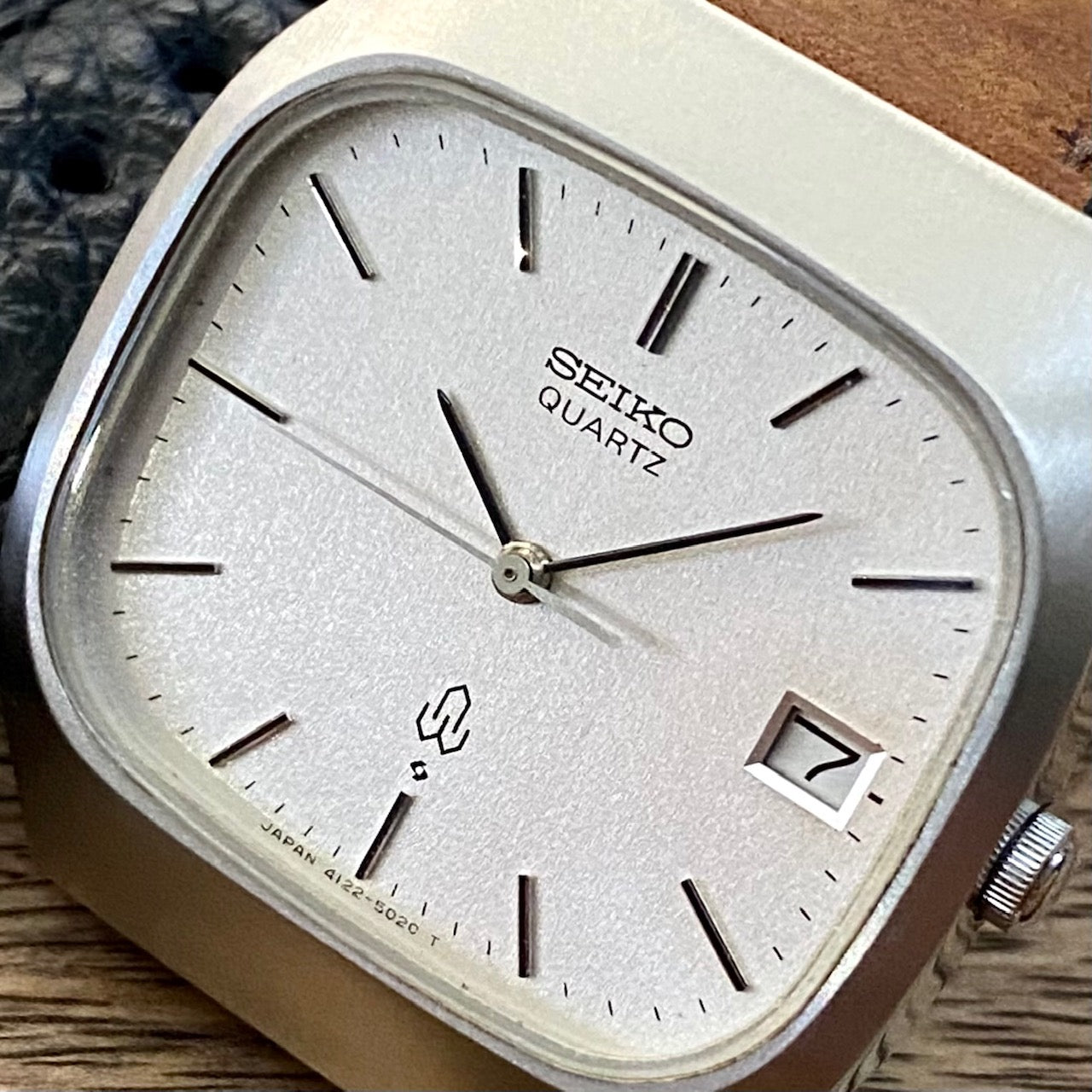 Vintage Seiko Quartz 4122-5010 White Sand, TV Case, April 1980 UK VINTAGE WATCH LTD