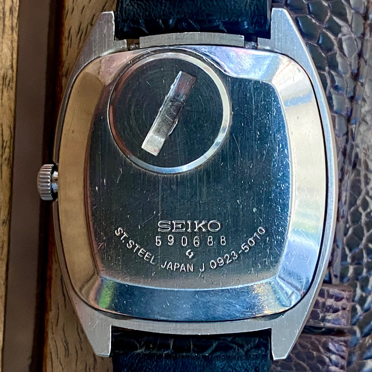 Vintage Seiko Quartz QZ 0923-5010 Silver Tree Bark, September 1975 UK VINTAGE WATCH LTD