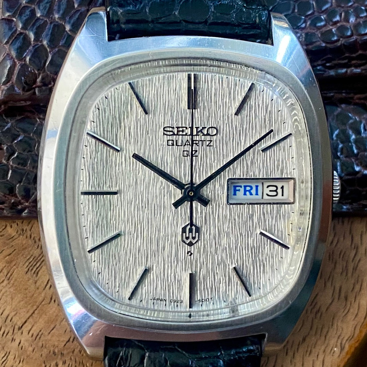 Vintage Seiko Quartz QZ 0923-5010 Silver Tree Bark Dial from September 1975 with date feature.
