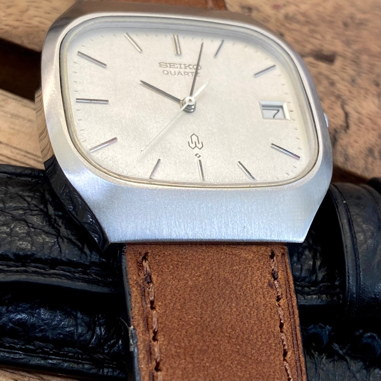 Vintage Seiko Quartz 4122-5010 White Sand, TV Case, April 1980 UK VINTAGE WATCH LTD