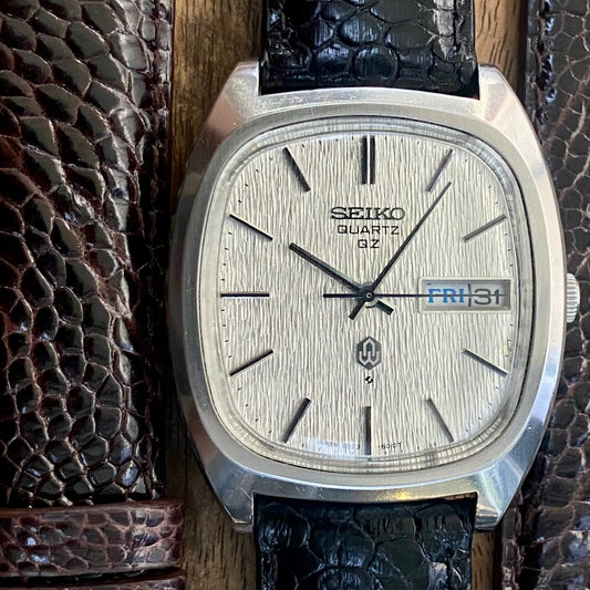 Vintage Seiko Quartz QZ 0923-5010 with silver tree bark dial and leather strap in great condition.