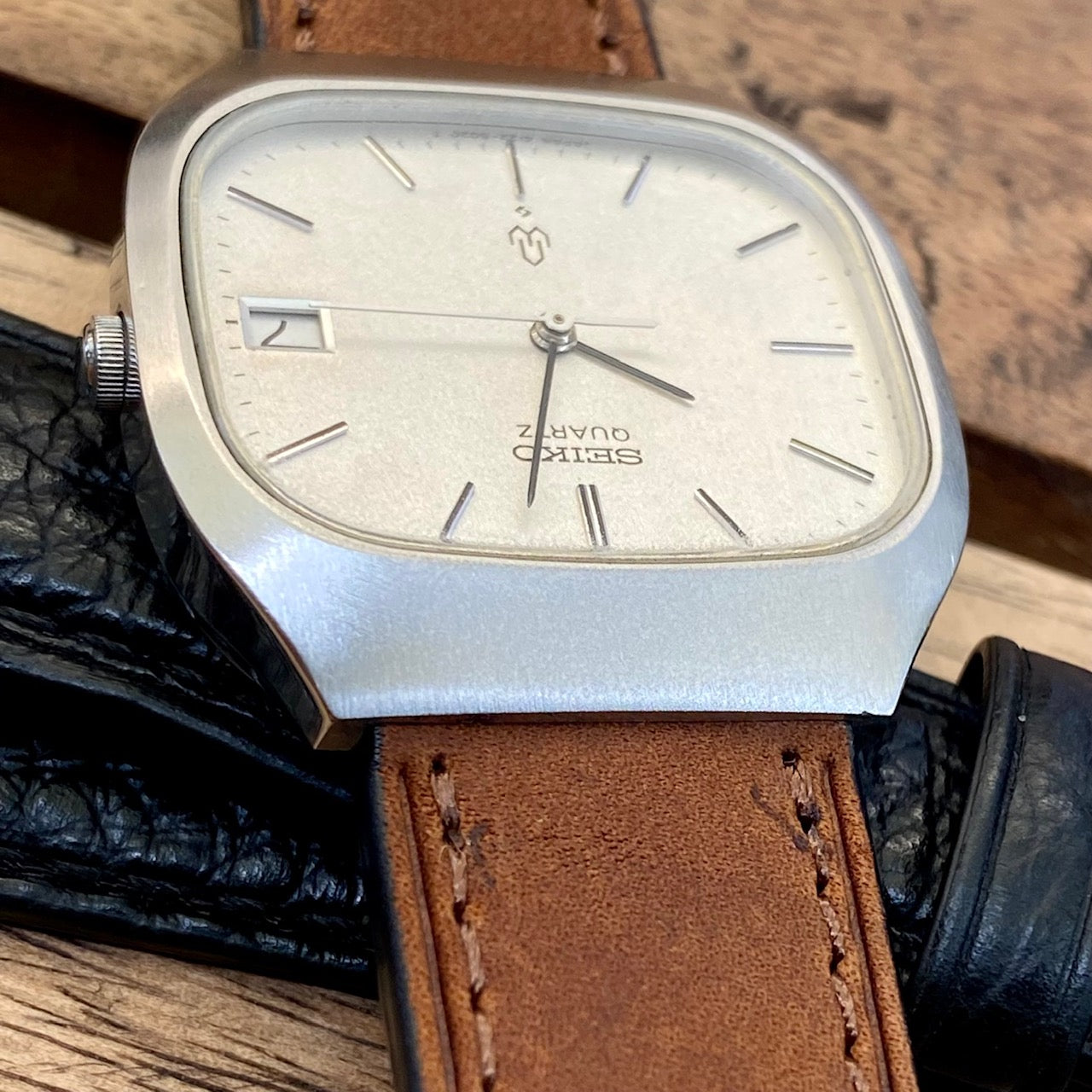 Vintage Seiko Quartz 4122-5010 White Sand, TV Case, April 1980 UK VINTAGE WATCH LTD