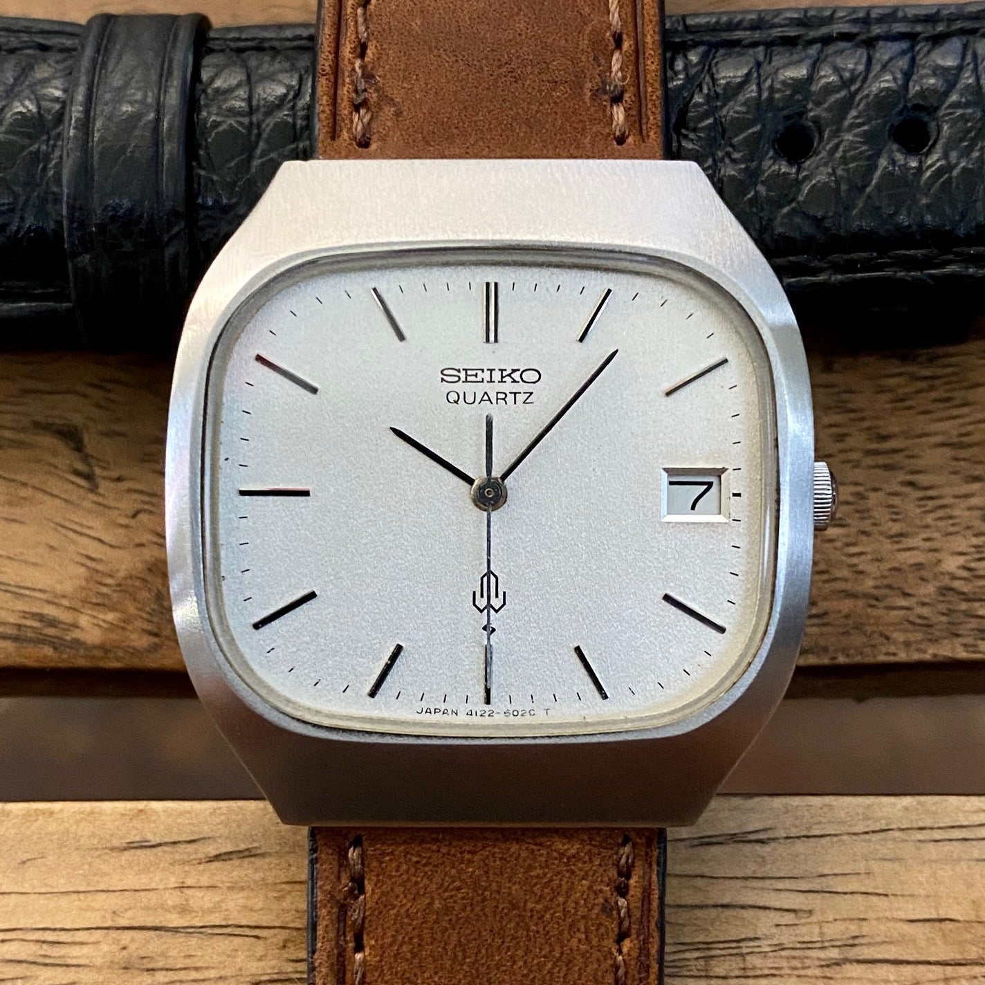 Vintage Seiko Quartz 4122-5010 White Sand, TV Case, April 1980 UK VINTAGE WATCH LTD