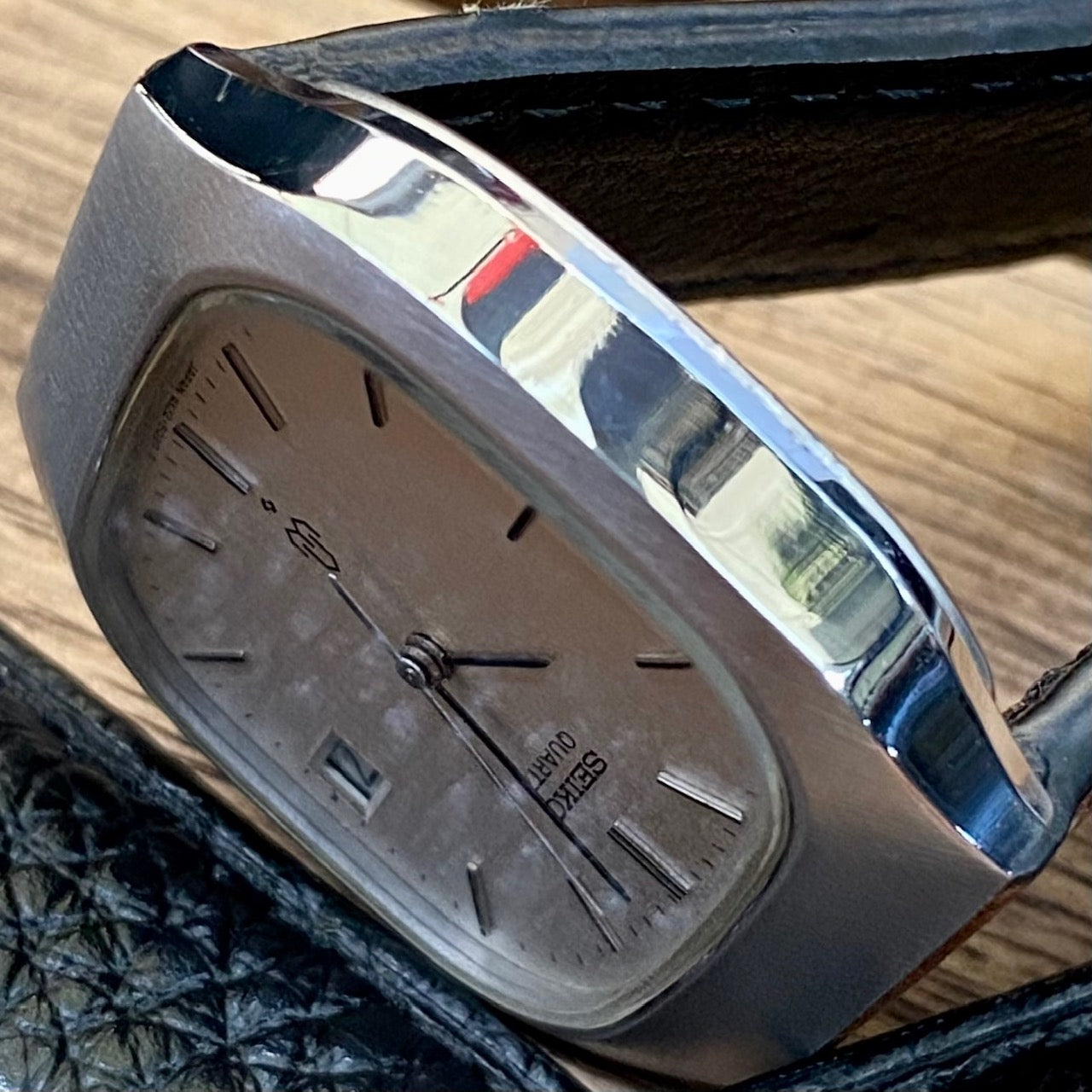 Vintage Seiko Quartz 4122-5010 White Sand, TV Case, April 1980 UK VINTAGE WATCH LTD