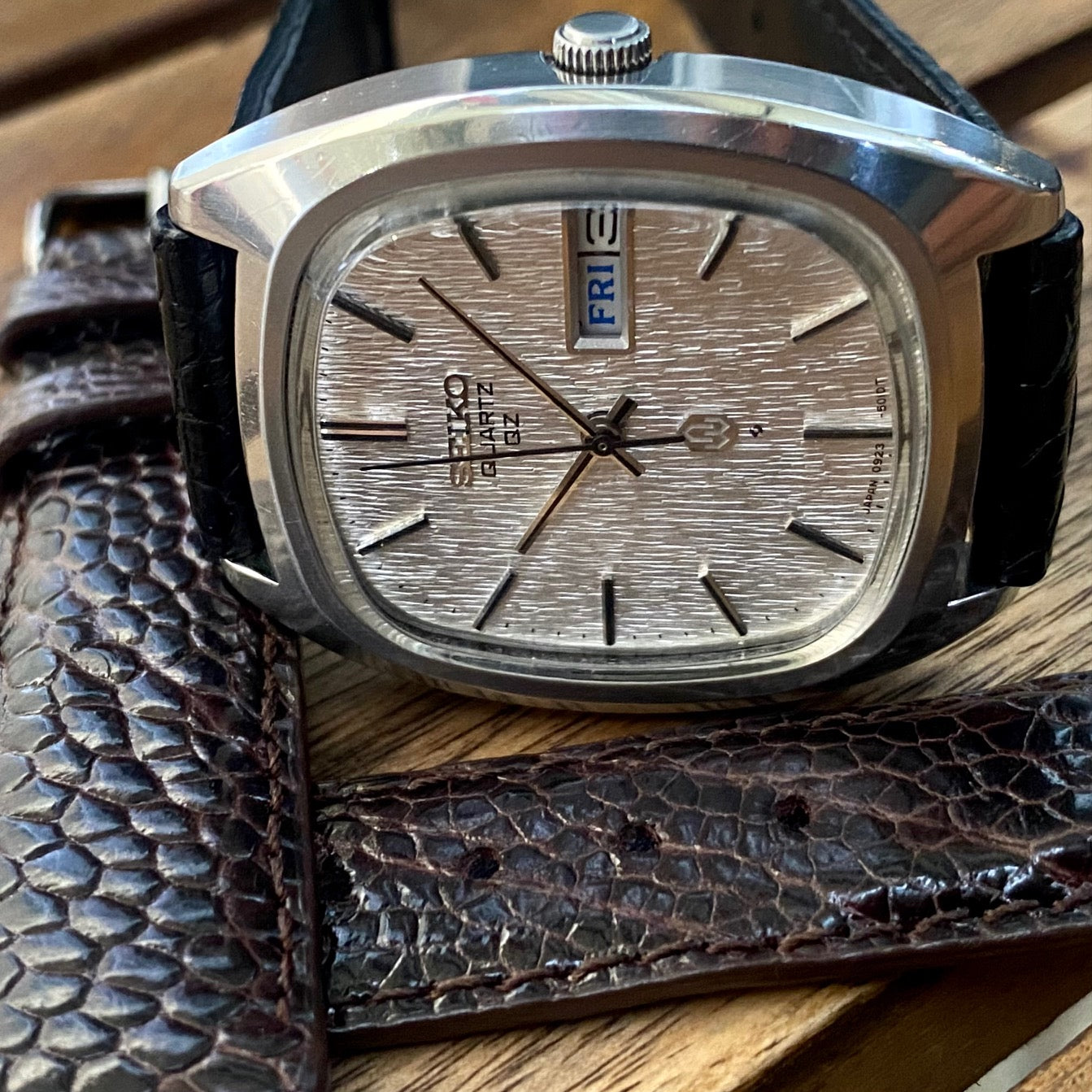 Vintage Seiko Quartz QZ 0923-5010 Silver Tree Bark, September 1975 UK VINTAGE WATCH LTD