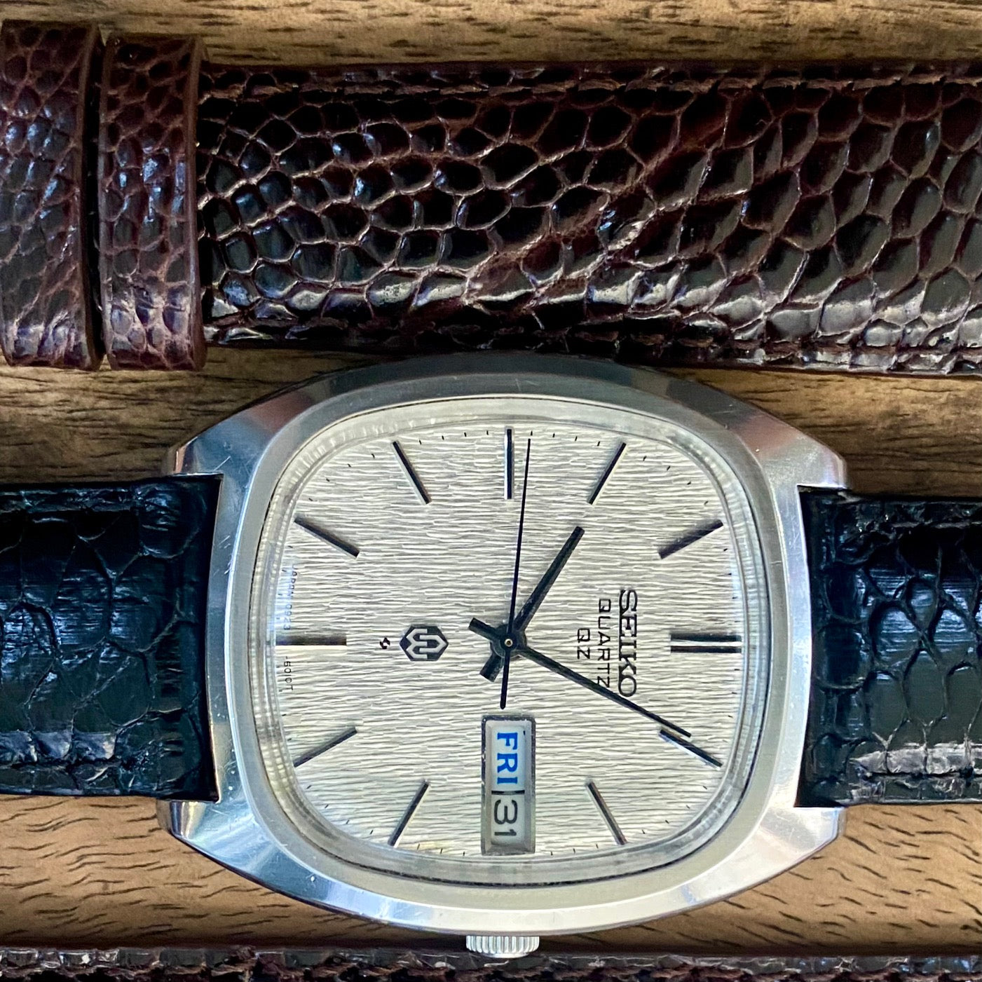 Vintage Seiko Quartz QZ 0923-5010 Silver Tree Bark, September 1975 UK VINTAGE WATCH LTD