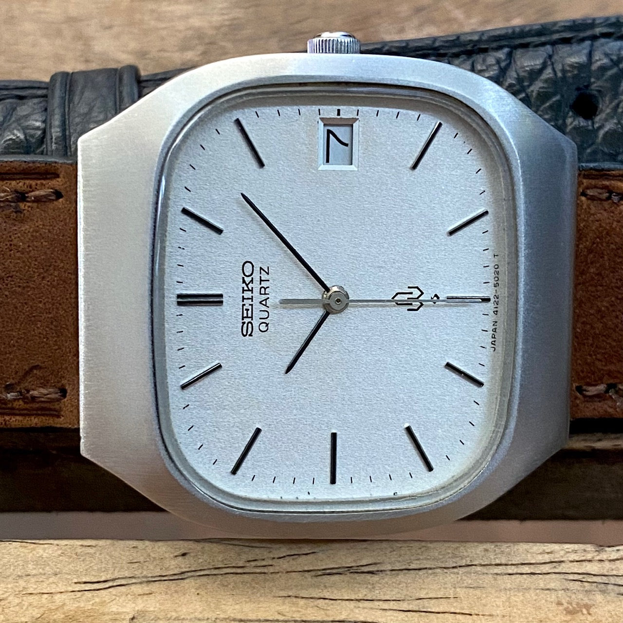 Vintage Seiko Quartz 4122-5010 White Sand, TV Case, April 1980 UK VINTAGE WATCH LTD