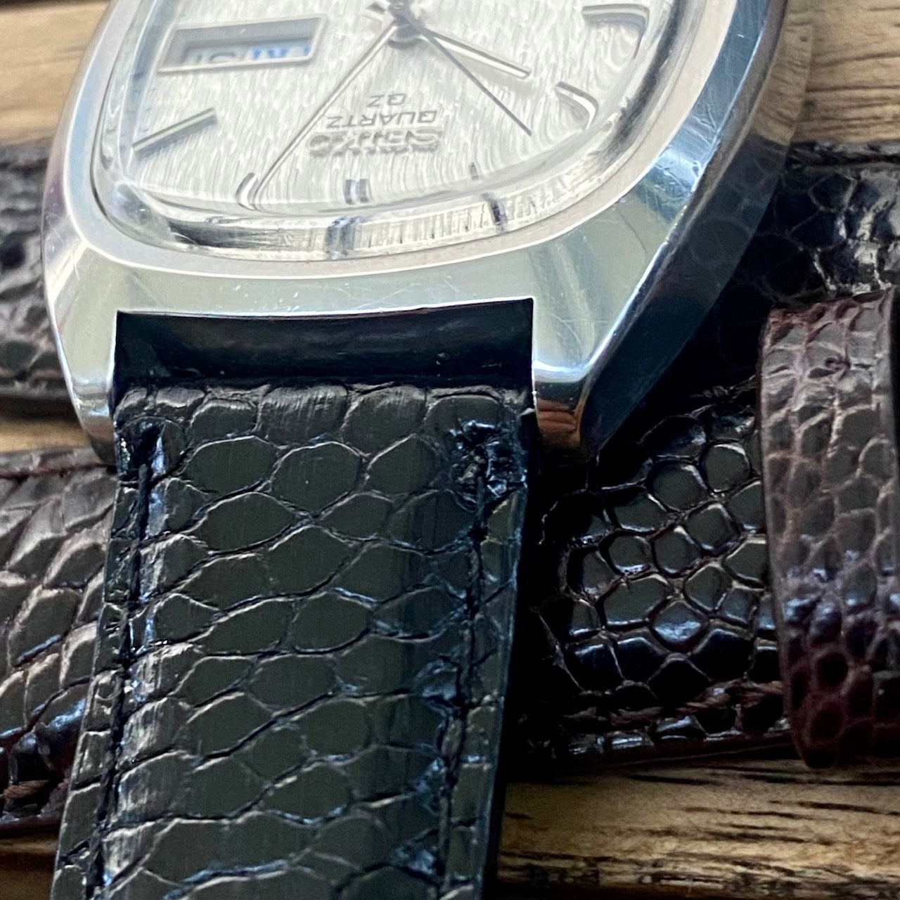 Vintage Seiko Quartz QZ 0923-5010 Silver Tree Bark, September 1975 UK VINTAGE WATCH LTD