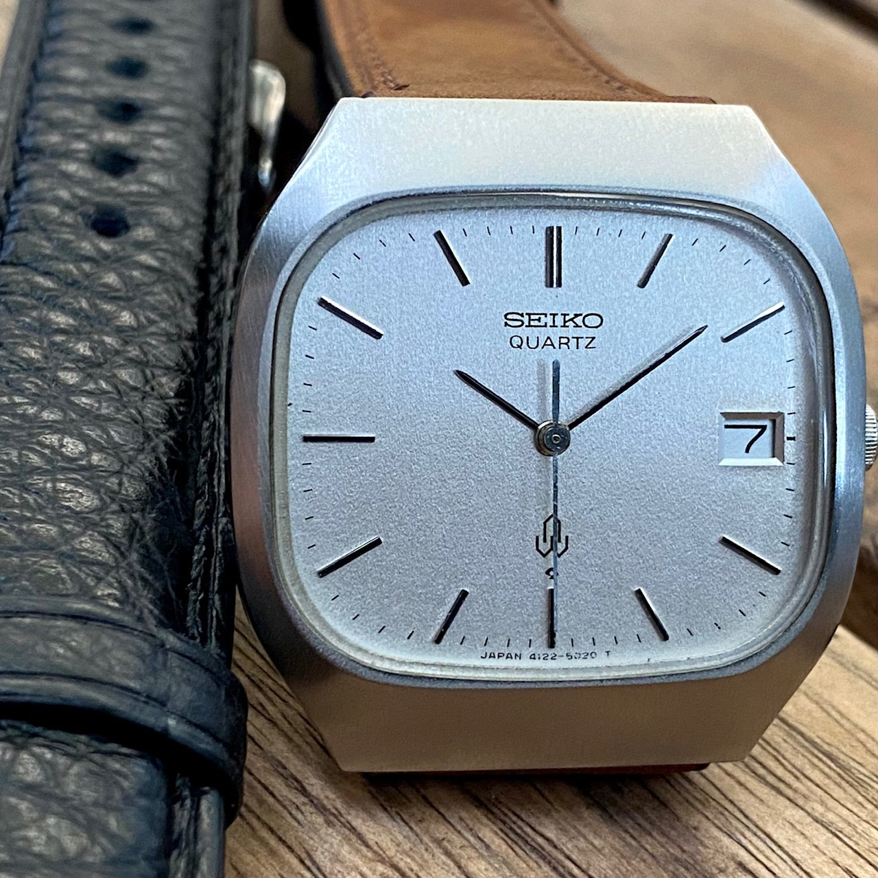 Vintage Seiko Quartz 4122-5010 White Sand, TV Case, April 1980 UK VINTAGE WATCH LTD