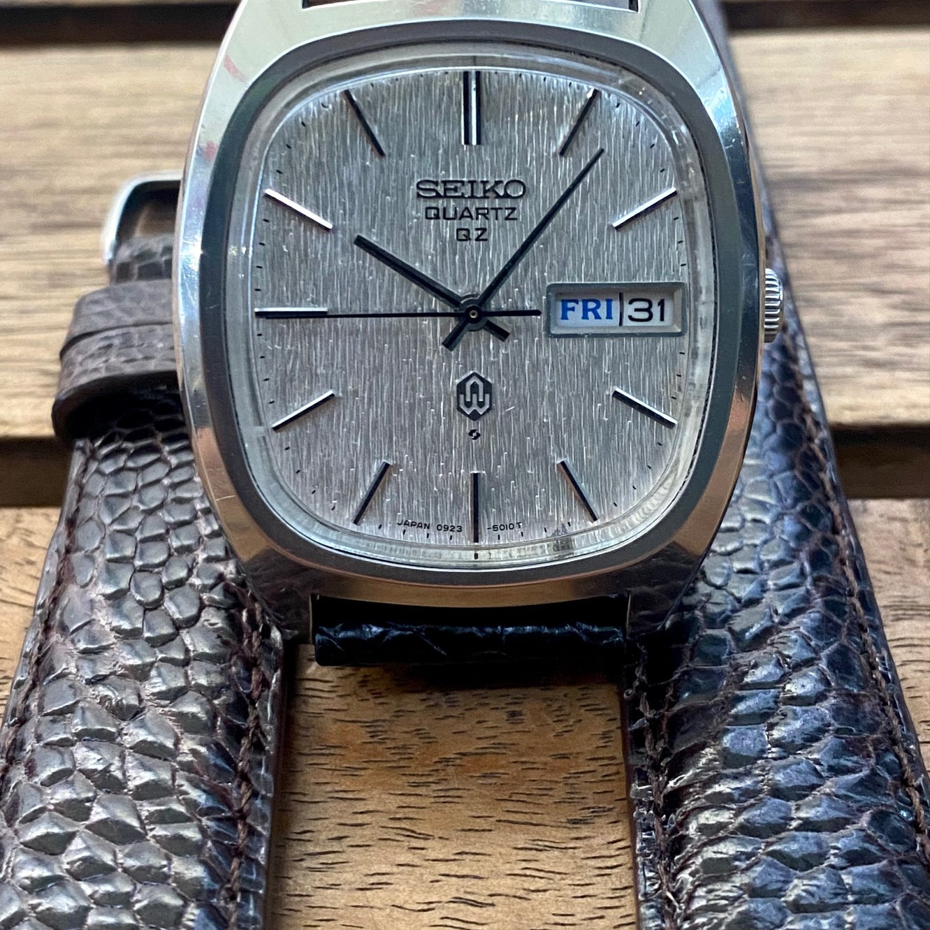 Vintage Seiko Quartz QZ 0923-5010 Silver Tree Bark, September 1975 UK VINTAGE WATCH LTD