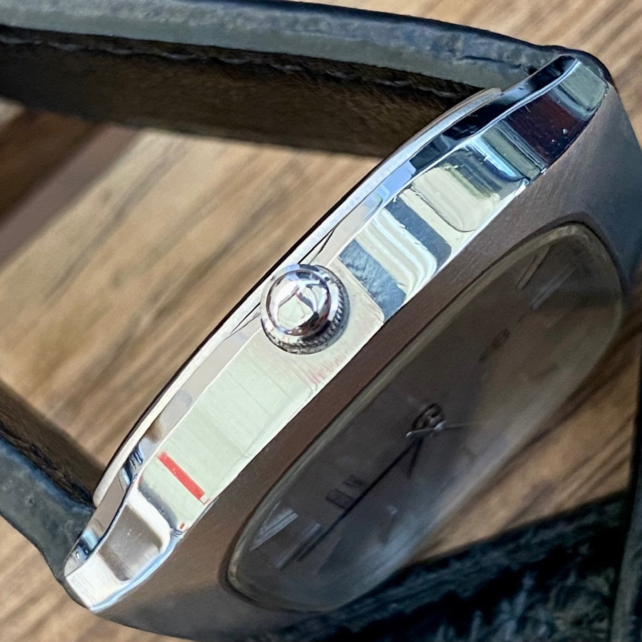 Vintage Seiko Quartz 4122-5010 White Sand, TV Case, April 1980 UK VINTAGE WATCH LTD