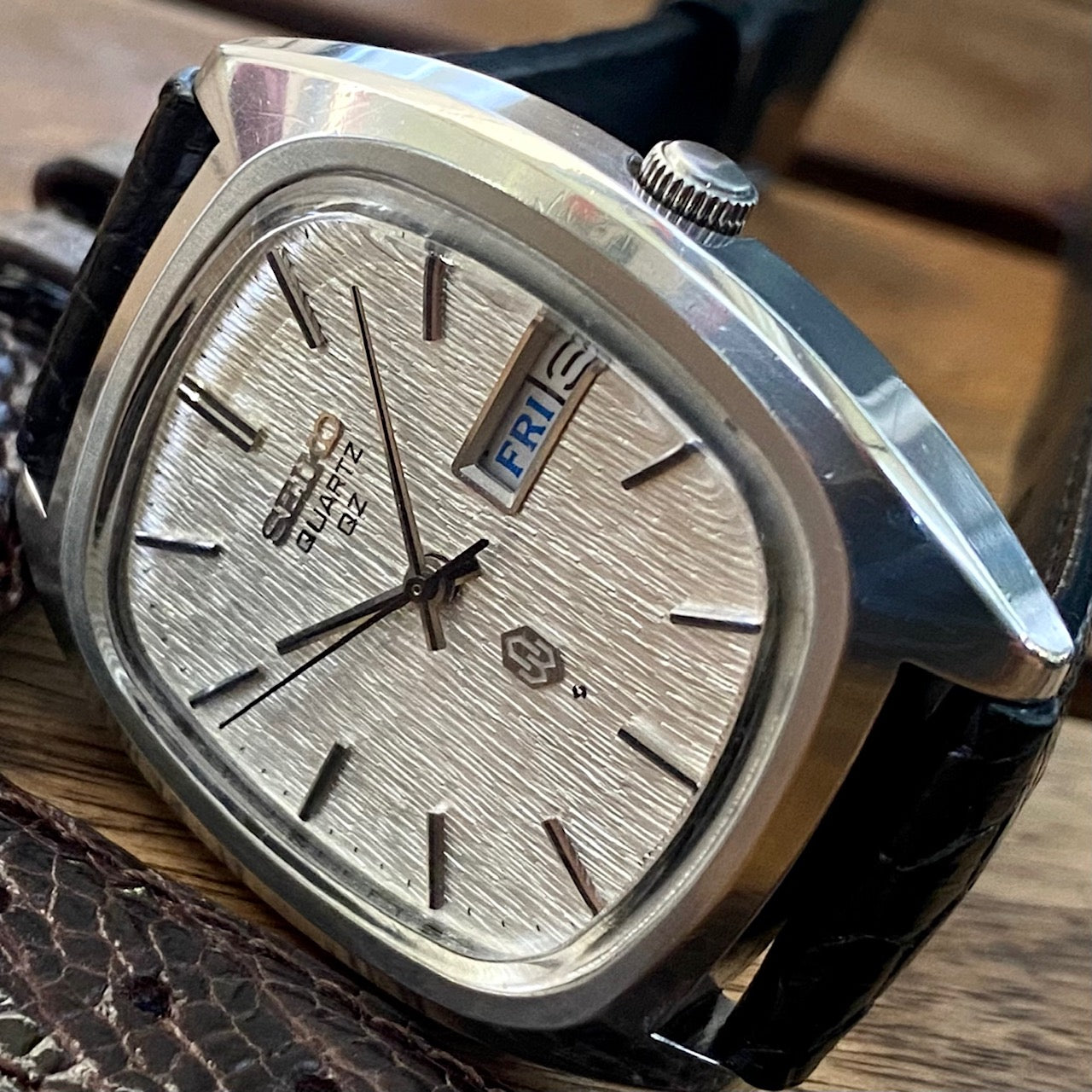 Vintage Seiko Quartz QZ 0923-5010 Silver Tree Bark, September 1975 UK VINTAGE WATCH LTD