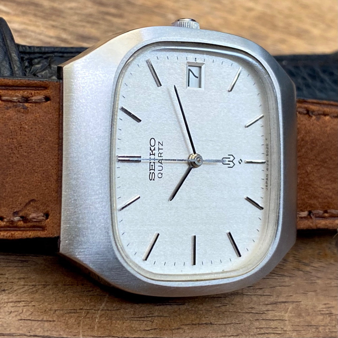 Vintage Seiko Quartz 4122-5010 White Sand, TV Case, April 1980 UK VINTAGE WATCH LTD