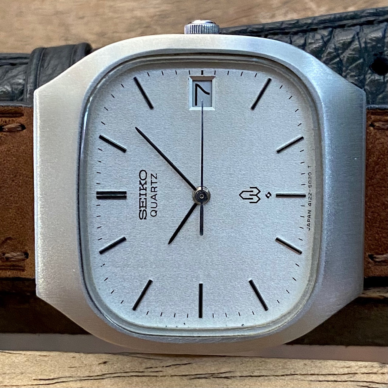 Vintage Seiko Quartz 4122-5010 White Sand, TV Case, April 1980 UK VINTAGE WATCH LTD