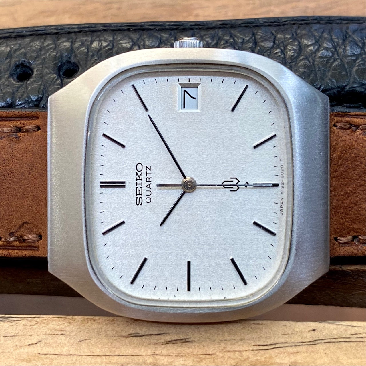 Vintage Seiko Quartz 4122-5010 White Sand, TV Case, April 1980 UK VINTAGE WATCH LTD