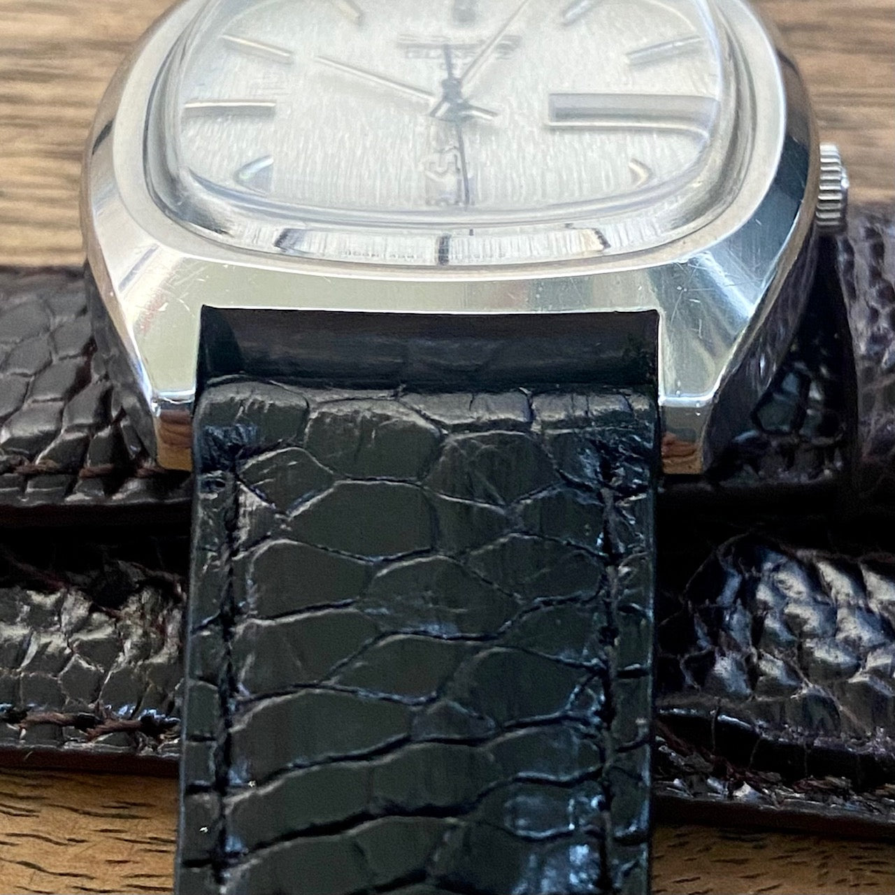 Vintage Seiko Quartz QZ 0923-5010 Silver Tree Bark, September 1975 UK VINTAGE WATCH LTD