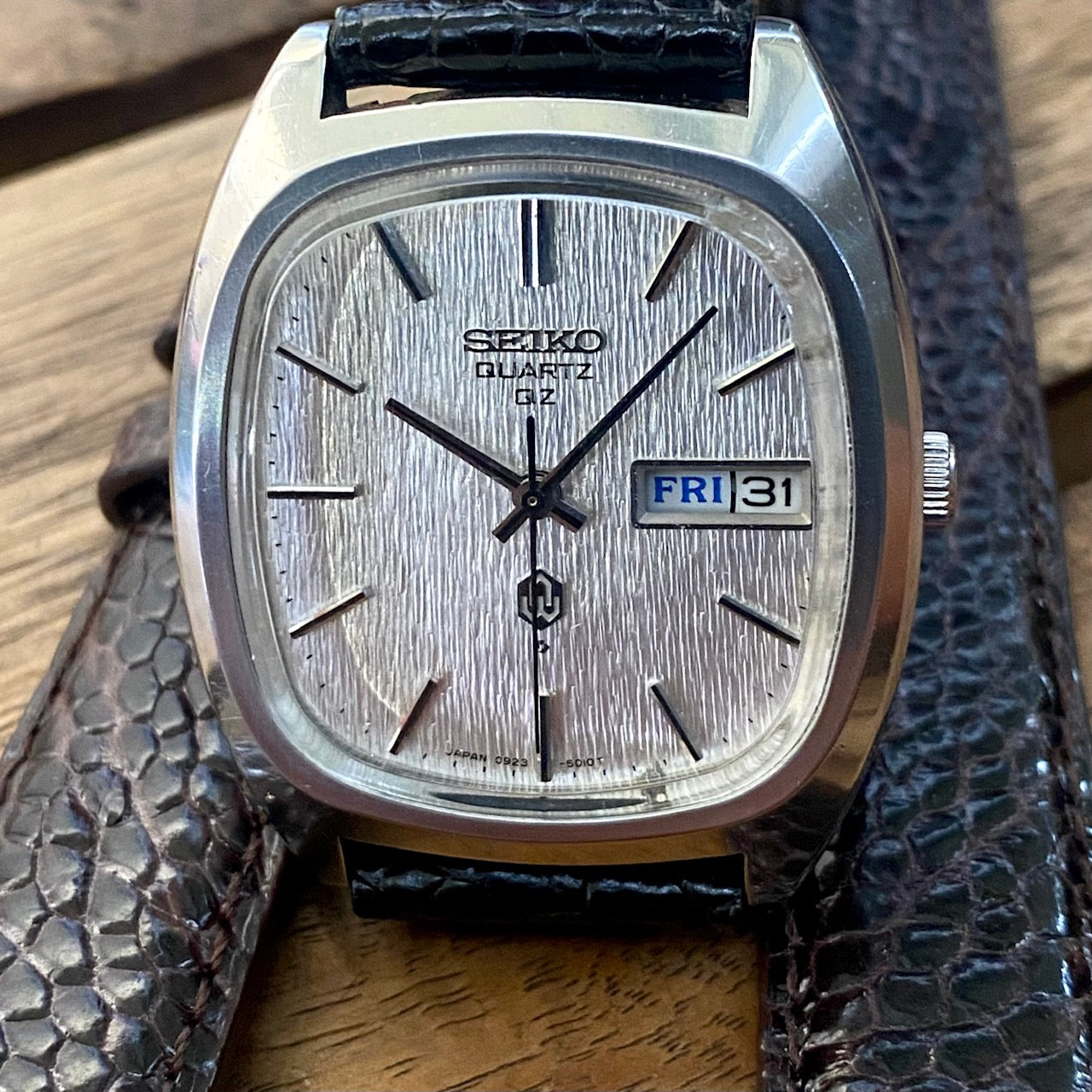 Vintage Seiko Quartz QZ 0923-5010 Silver Tree Bark, September 1975 UK VINTAGE WATCH LTD