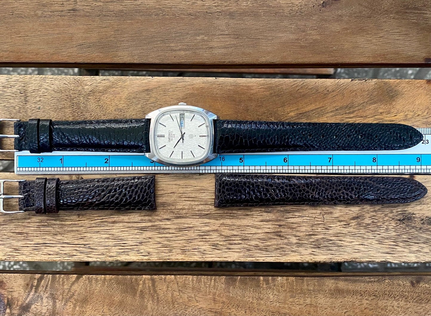 Vintage Seiko Quartz QZ 0923-5010 Silver Tree Bark, September 1975 UK VINTAGE WATCH LTD