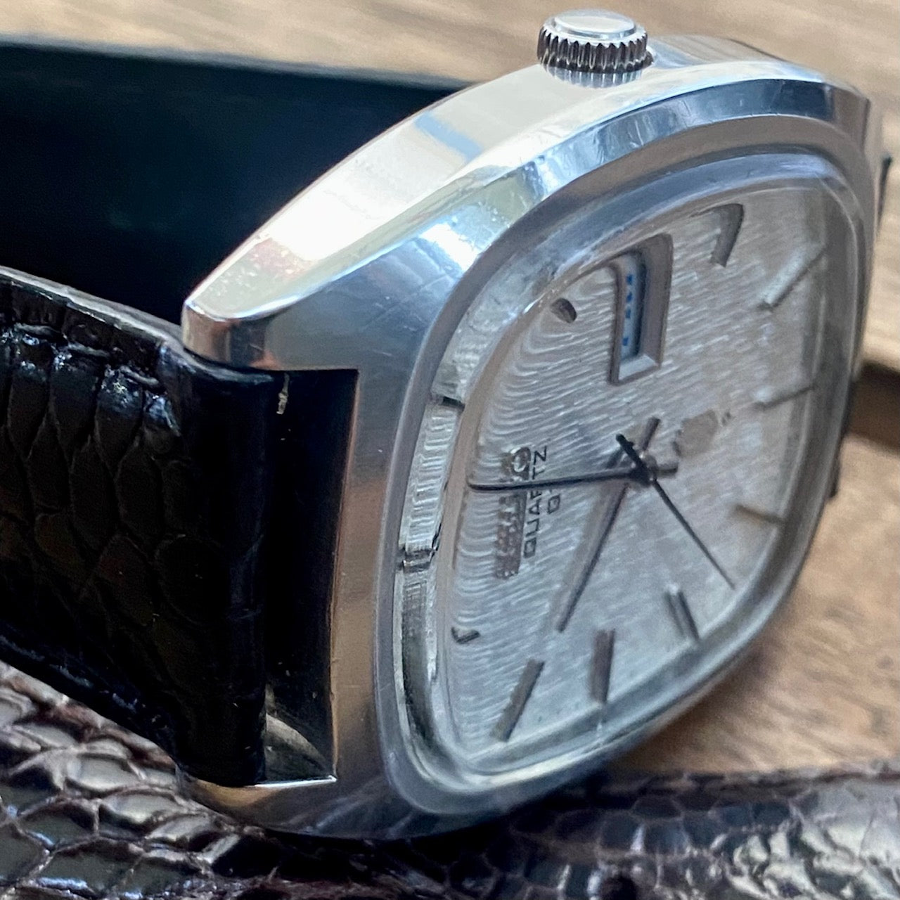 Vintage Seiko Quartz QZ 0923-5010 Silver Tree Bark, September 1975 UK VINTAGE WATCH LTD