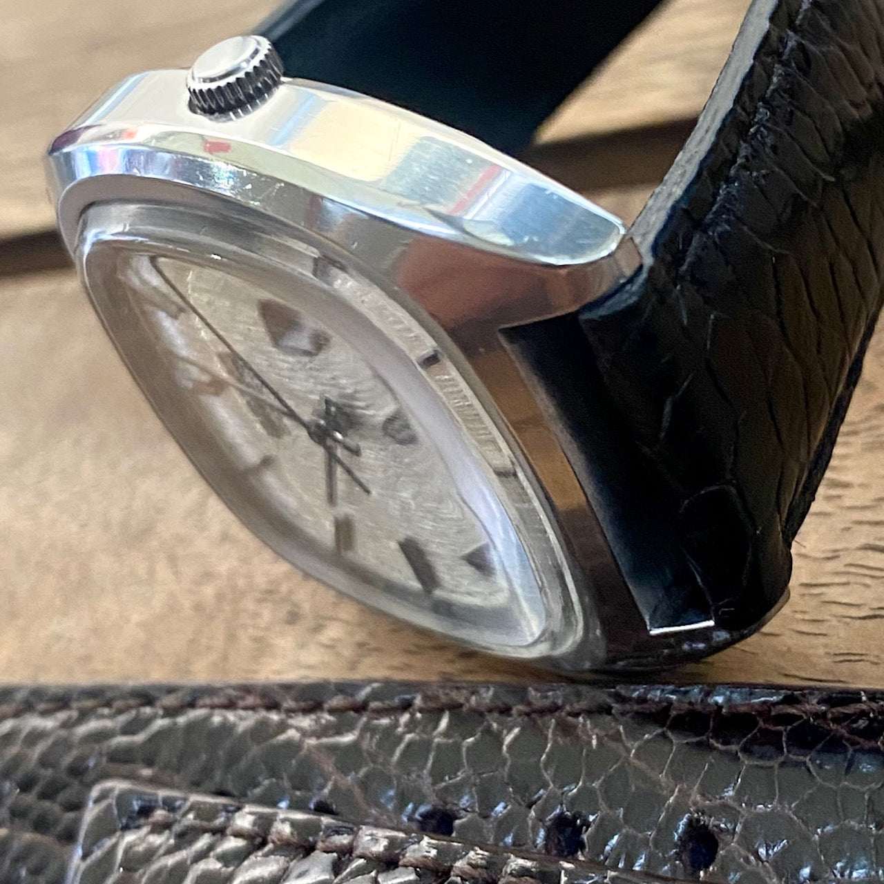 Vintage Seiko Quartz QZ 0923-5010 Silver Tree Bark, September 1975 UK VINTAGE WATCH LTD